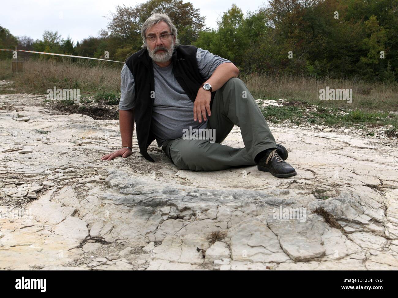 Jean-Michel Mazin, Geologe und Paläontologe, steht vor der jüngsten Entdeckung eines gut erhaltenen Sauropoden-Fußabdrucks, zwischen 1.5 und zwei Meter Durchmesser in der Nähe von Plagne, Jura, Ostfrankreich am 6. Oktober 2009. Die Entdeckung, die im April gemacht wurde und vor 150 Millionen Jahren stammt, wurde von Wissenschaftlern als einzigartige Entdeckung bestätigt. Dies könnten die größten Sauropoden Dinosaurier Spuren jemals in der Welt entdeckt, nach dem National Research French council (CNRS).Foto von Vincent Dargent/ABACAPRESS.COM Stockfoto