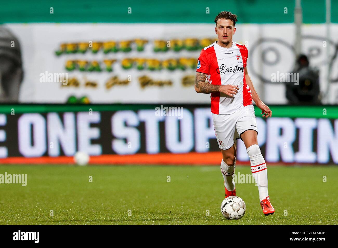 Den Haag 23 01 2021 Car Jeans Stadion Niederlandischer Fussball Eredivisie Saison 2020 2021 Fc Emmen Spieler Nick Bakker Wahrend Des Spiels Ado Den Haag Gegen Fc Emmen
