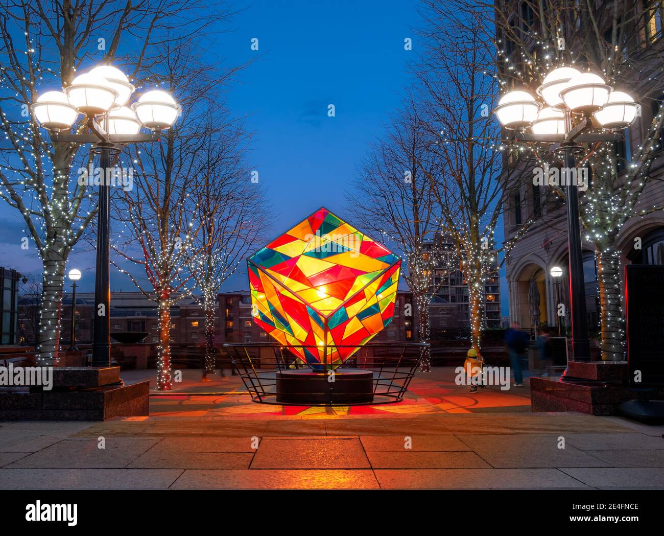 London, England, Großbritannien - 23. Januar 2021: Würfelförmige Kunstwerke im Freien, Teil des Winter Lights Festivals auf dem Stadtplatz von Canary Wharf Stockfoto
