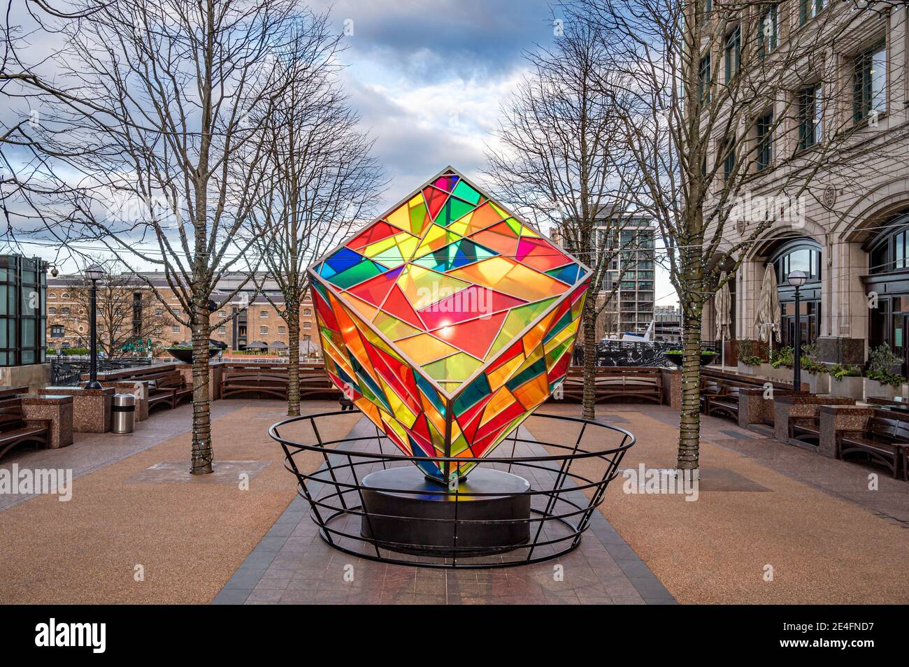 London, England, Großbritannien - 22. Januar 2021: Kubus-Lichter-Kunstwerk im Freien, Teil des Winter Light Festival auf dem Platz von Canary Wharf in der Abenddämmerung Stockfoto