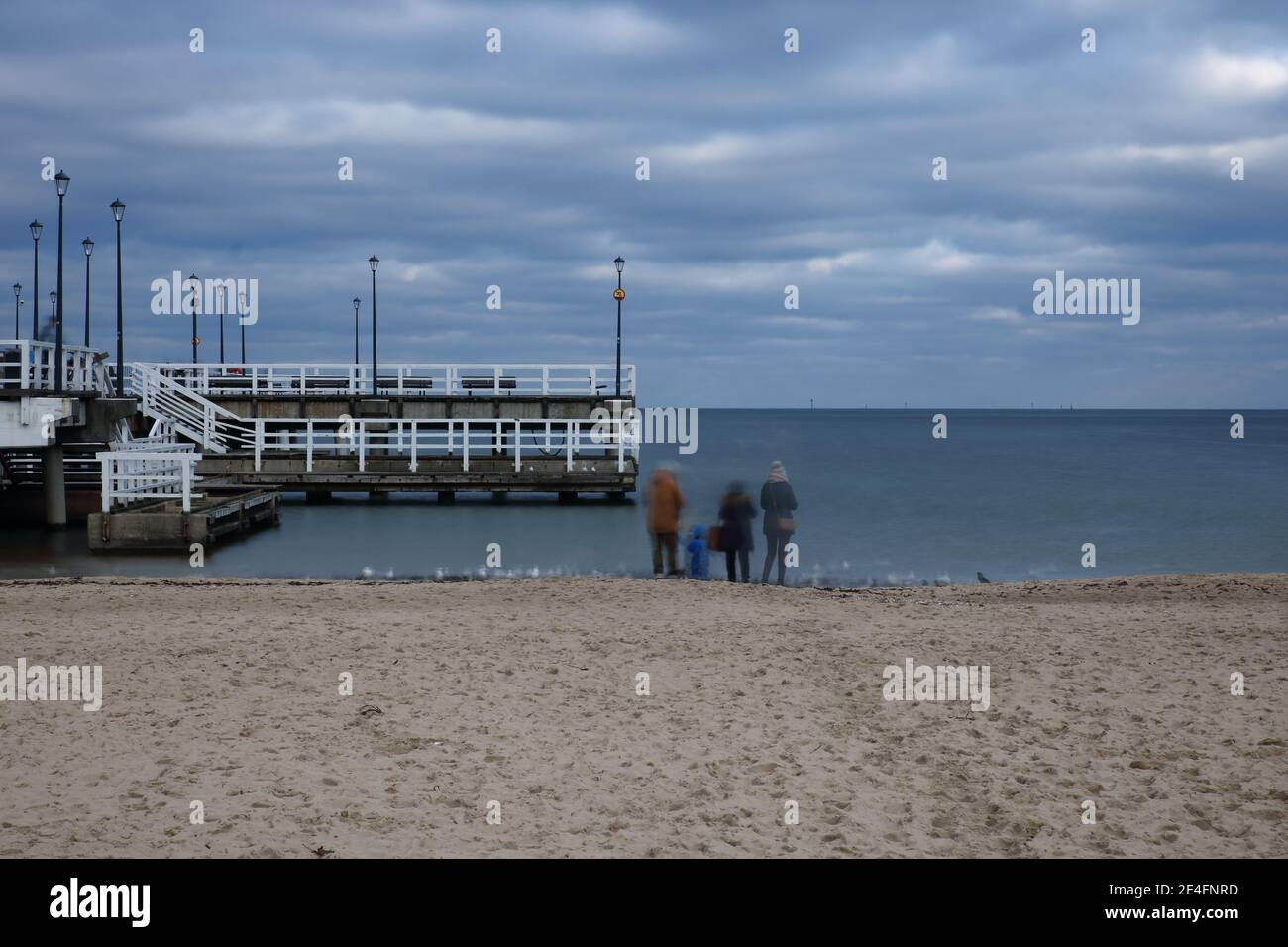 Ostsee, Sandstrand mit Gruppe von Menschen, Pier, Horizont, schöne Wolken Stockfoto