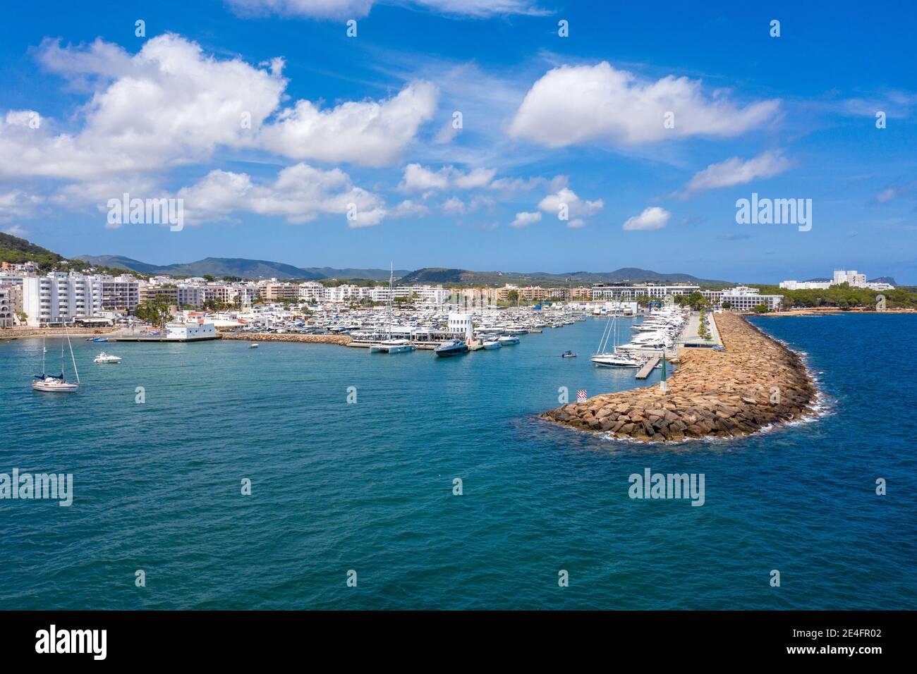 Luftbild der schönen Insel Ibiza, Spanien auf den Balearen mit dem Strand und Hafengebiet am mittelmeer in Santa EULA Stockfoto