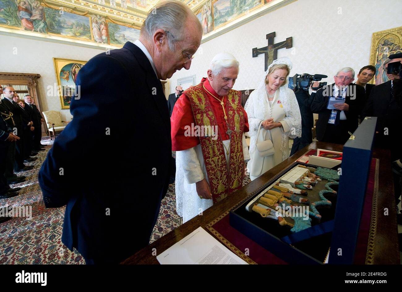 Papst Benedikt XVI. Traf am 10. Oktober 2009 den belgischen König Albert II. Und Königin Paola im Vatikan in Rom, Italien. Albert und Paola kamen nach Rom, um an der Heiligsprechung von Pater Damien de Veuster, einem römisch-katholischen Priester aus Belgien, teilzunehmen. Foto von ABACAPRESS.COM Stockfoto