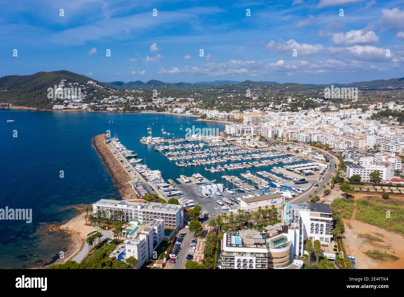 Luftbild der schönen Insel Ibiza, Spanien auf den Balearen mit dem Strand und Hafengebiet am mittelmeer in Santa EULA Stockfoto