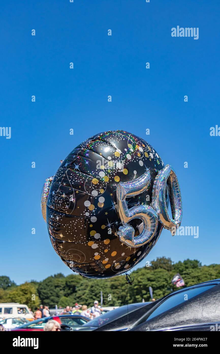 Luftballons zum 50. Geburtstag bei Stars & Stripes klassisches amerikanisches Auto Show Tatton Park Stockfoto