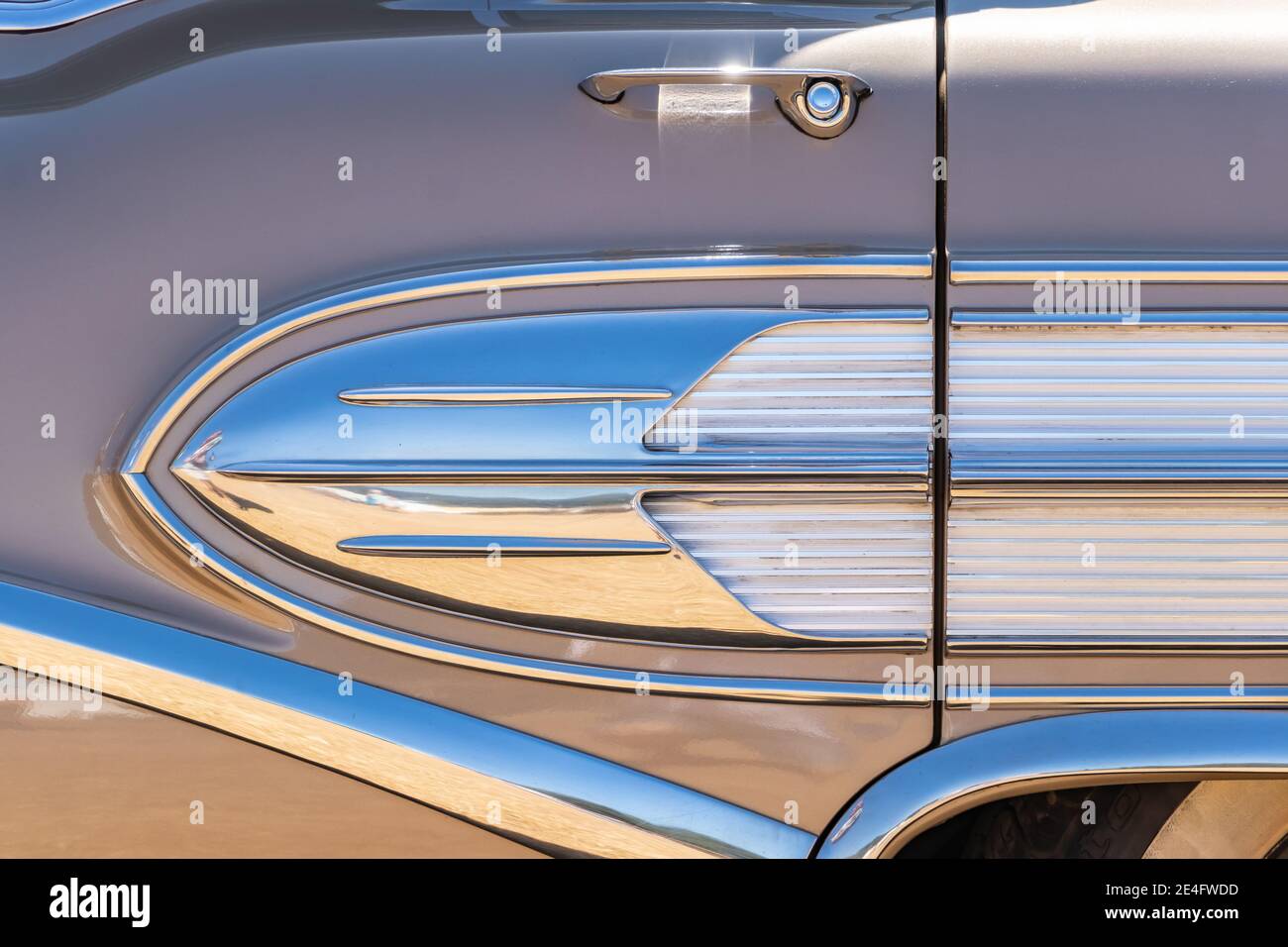 Nahaufnahme der Chromdetails des Buick riviera Super 1958 auf der Oldtimer-Show Stockfoto