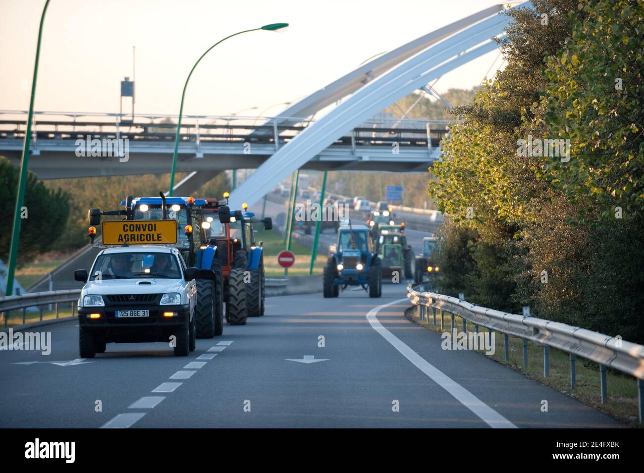 Manifestation des Agriculteurs qui sont alles avec leurs tracteurs sur la rocade a Toulouse, France le 16 Octobre 2009. Foto Fred Lancelot/ABACAPRESS.COM Stockfoto