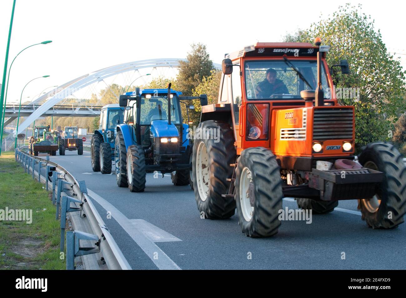 Manifestation des Agriculteurs qui sont alles avec leurs tracteurs sur la rocade a Toulouse, France le 16 Octobre 2009. Foto Fred Lancelot/ABACAPRESS.COM Stockfoto