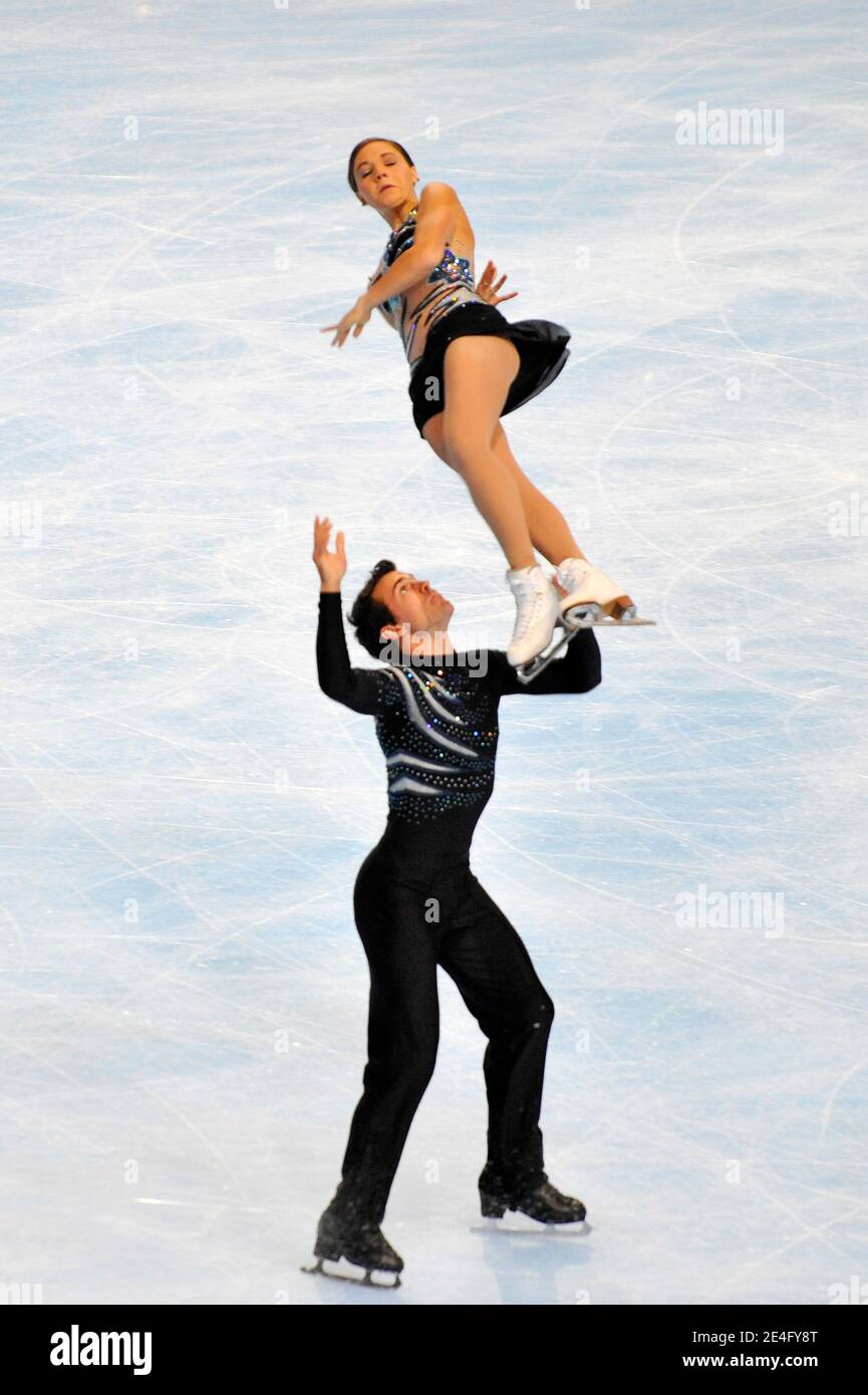 Jessica Dube und Bryce Davison aus Kanada treten am 16. Oktober 2009 im Palais-Omnisports de Paris-Bercy in Paris beim Kurzprogramm-Eiskunstlauf-Event der Eric Bompard Figure Skating Trophäe auf. Foto von Stephane Reix/ABACAPRESS.COM Stockfoto
