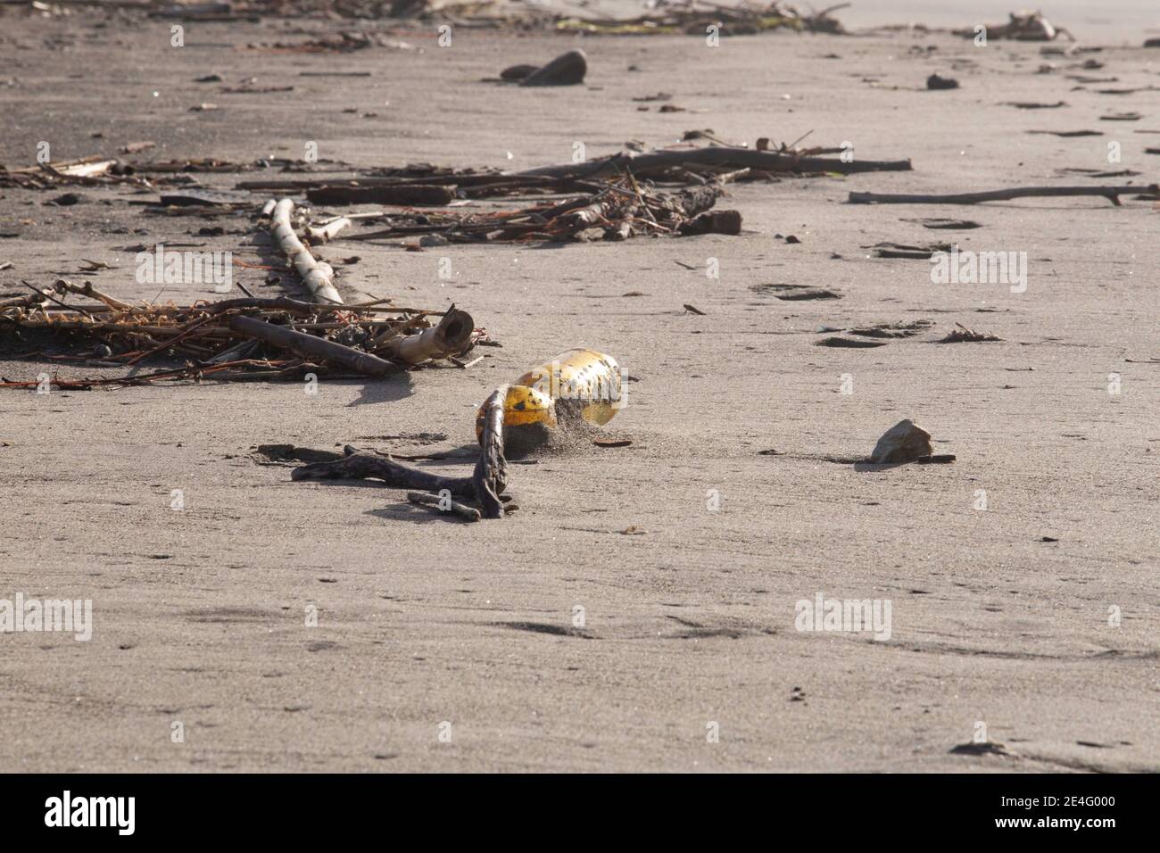 Plastica ininante riversata sul litorale dopo ogni mareggiata Stockfoto