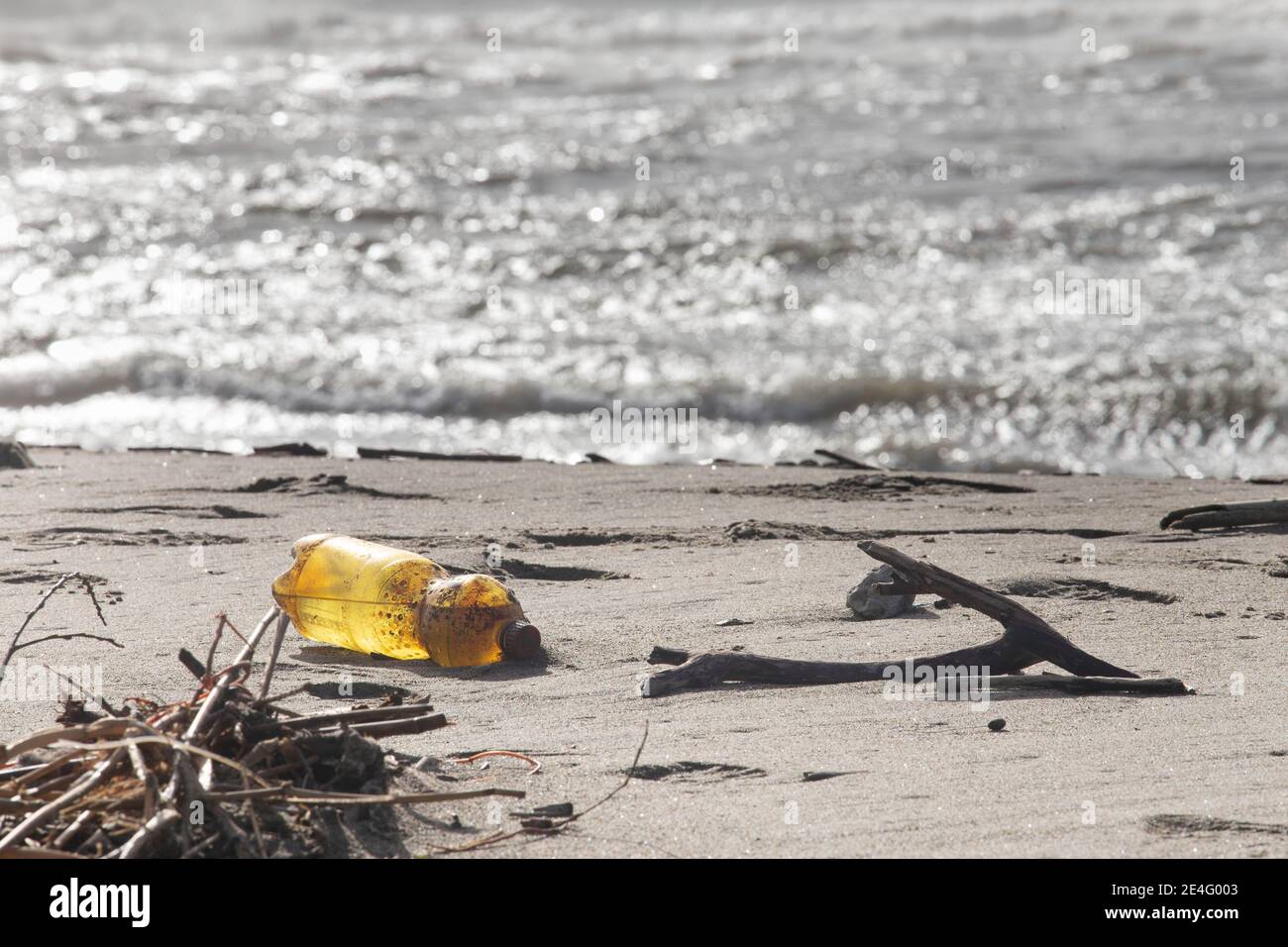 Plastica ininante riversata sul litorale dopo ogni mareggiata Stockfoto