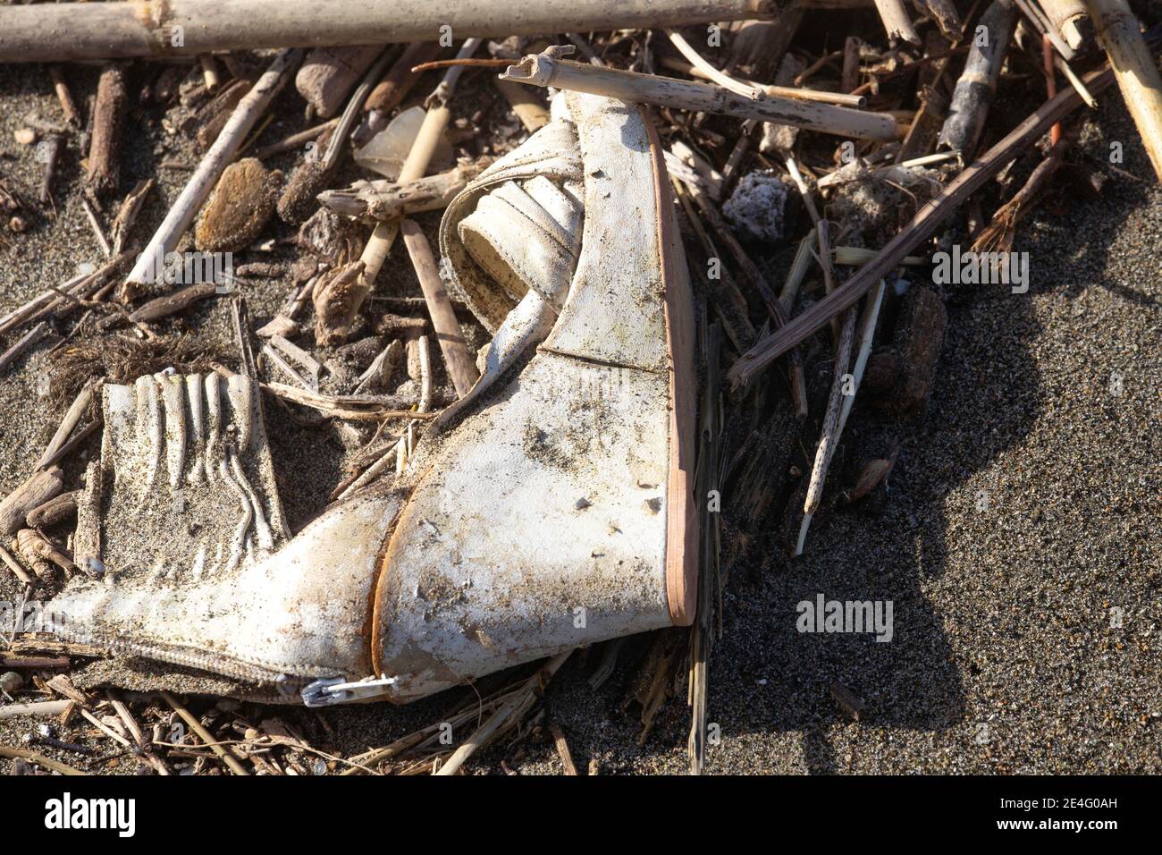 Plastica ininante riversata sul litorale dopo ogni mareggiata Stockfoto