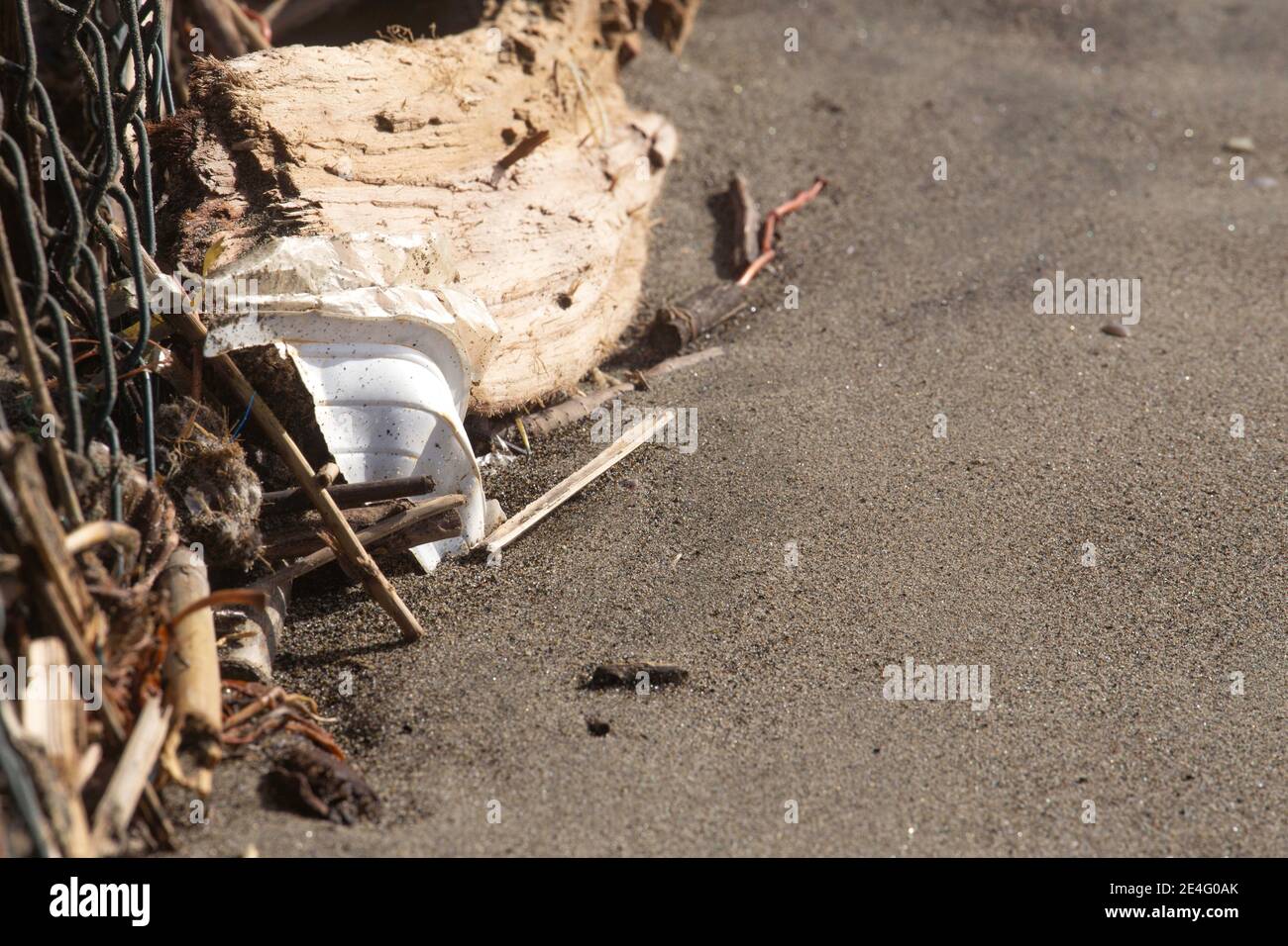 Plastica ininante riversata sul litorale dopo ogni mareggiata Stockfoto