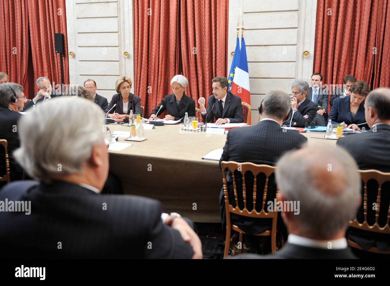 Raymond Soubie, Berater des französischen Präsidenten, Valerie Pecresse, französische Ministerin für Hochschulen und Forschung, Christine Lagarde, französische Ministerin für Wirtschaft, Finanzen und Beschäftigung, Nicolas Sarkozy, französischer Präsident, und Roselyne Bachelot, französischer Minister für Gesundheit, Jugend und Sport, nehmen am 4. Strategischen Rat der Gesundheitsindustrie Teil ( Conseil Strategique des Industries de la Sante) am 26. Oktober 2009 im Elysee Palace in Paris, Frankreich. Foto von Mousse/ABACAPRESS.COM Stockfoto