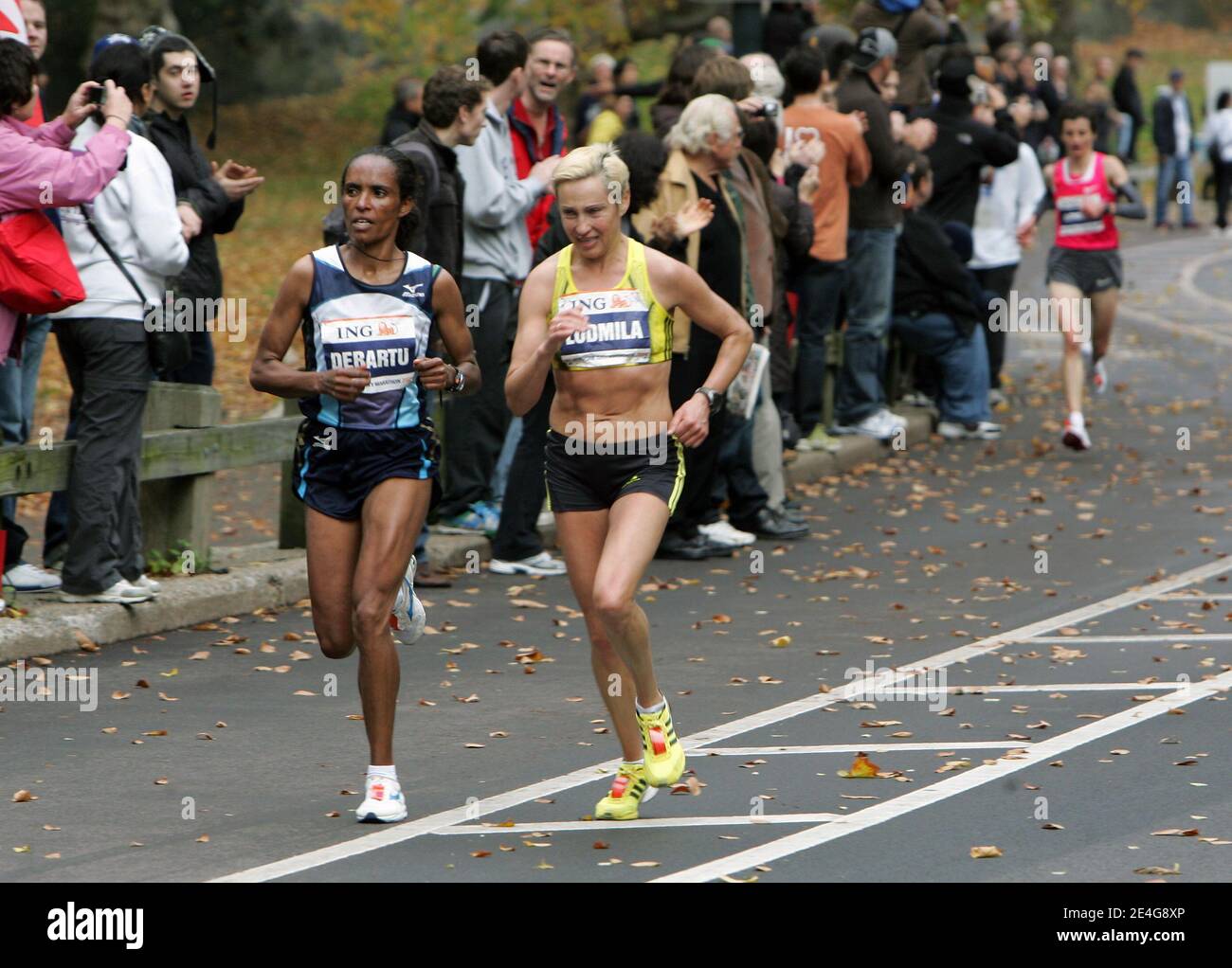 Marathonläuferinnen Derartu Tulu und Ludmila Petrova beim 40. ING New York City Marathon am 1. November 2009 in New York, NY. Foto von Charles Guerin/ABACAPRESS.COM (im Bild: Derartu Tulu, Ludmila Petrova) Stockfoto