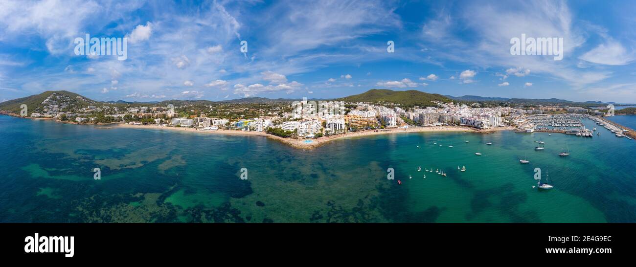 Panorama hohe Auflösung breite Luftaufnahme der Strandfront in Ibiza in Spanien, zeigt die spanischen Küsten Strände und die Marina Santa Eulalia in Stockfoto