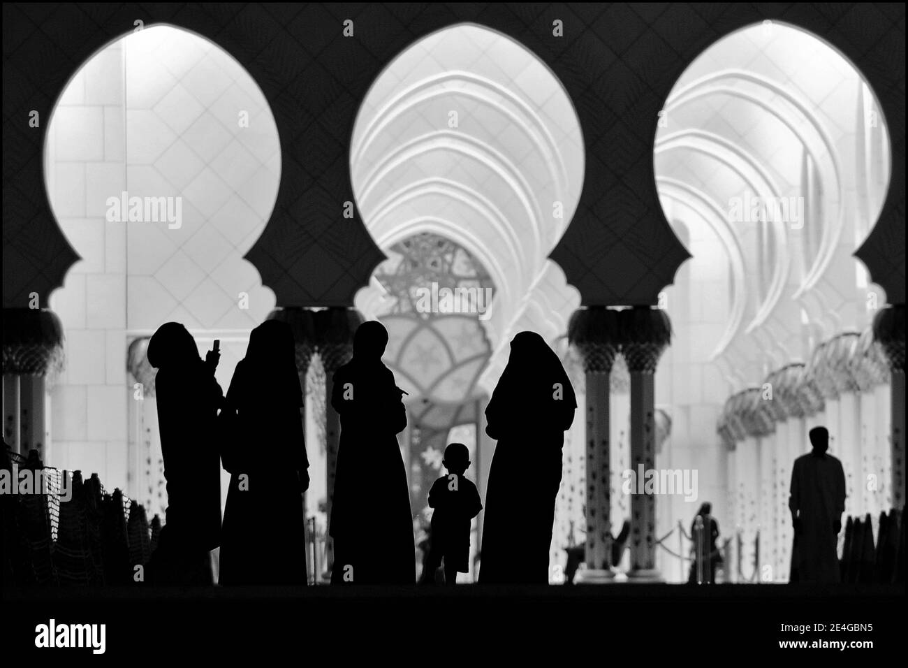 Illustration - Sheikh Zayed Moschee, in der Nähe von Abu Dhabi, in den Vereinigten Arabischen Emiraten, gesehen im Mai 2009. Die Moschee ist eine der jüngsten und der größten der Welt. Es ist groß genug, um 40,000 Gläubige zu empfangen, davon 9,000 nur im großen Gebetsraum. Die Moschee hat 57 Kuppeln, die den Außenhof und das Hauptgebäude bedecken, alle mit weißem Marmor dekoriert. Der Innenhof ist mit floralen Marmordesigns gepflastert und misst ca. 17,000 m2. Foto von Ammar Abd Rabbo/ABACAPRESS.COM Stockfoto