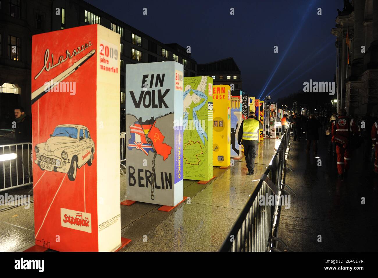 Domino errichtet entlang eines Abschnitts des Streifens, der einst Ost- und West-Berlin trennte, bevor er vom ehemaligen polnischen Präsidenten Lech Walesa verdrängt wurde - zwischen Brandenburger Tor und Pottsdamer Platz während der Feierlichkeiten zum 20. Jahrestag des Mauerfalls in Berlin am 9. November 2009. Foto von Jacques Witt/Pool/ABACAPRESS.COM Stockfoto