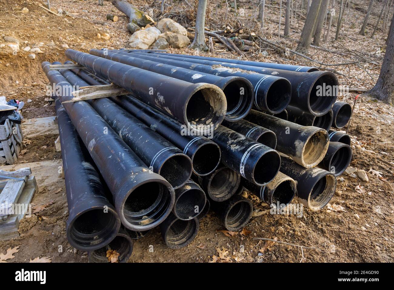 Kunststoffrohre für die Wasserversorgung des Hauses auf dem Boden, Verlegung Stadt langlebige Rohre, chemische Beständigkeit Stockfoto
