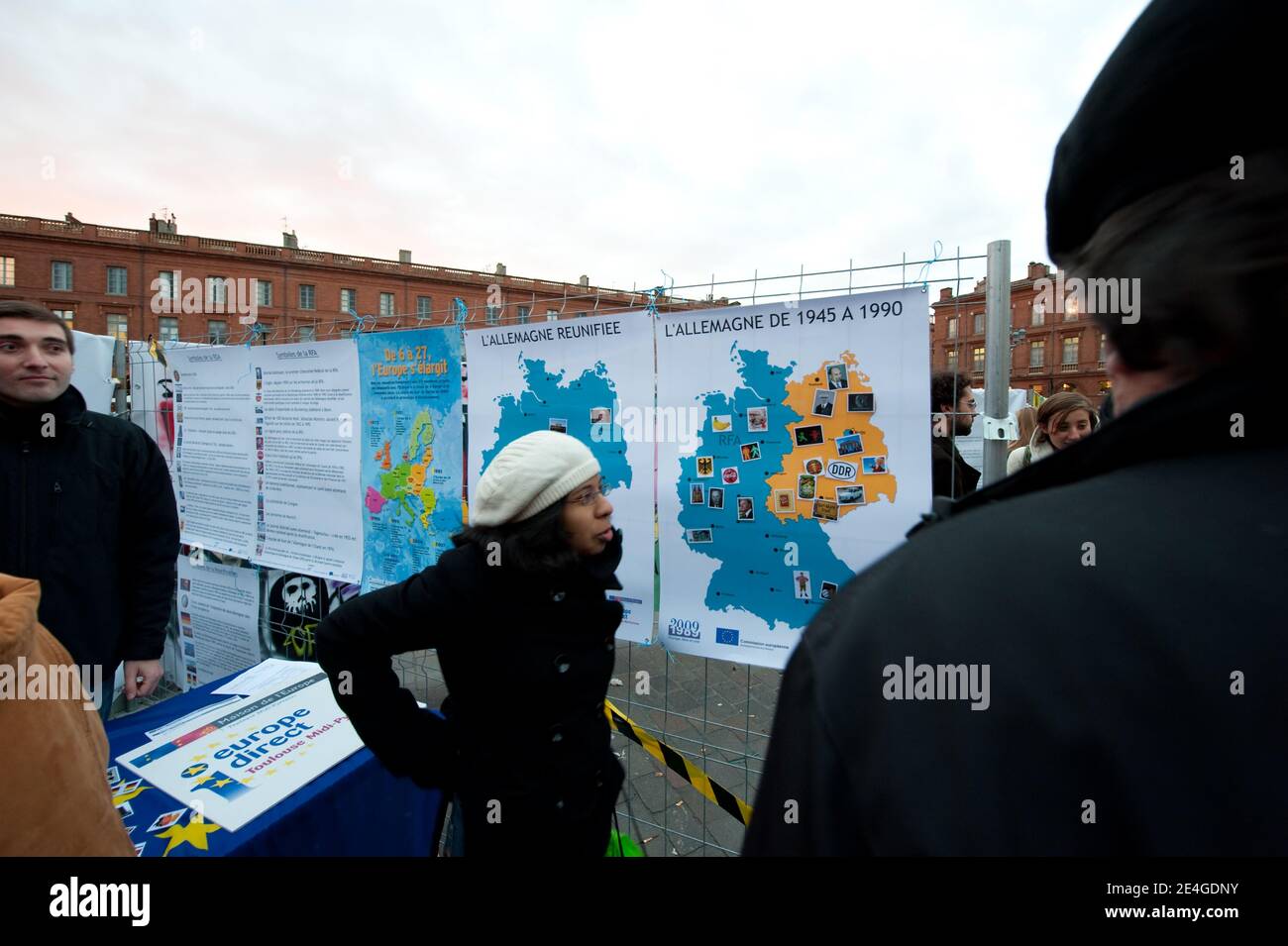 A l'occasion de l'anniversaire de la chute du mur de Berlin, un mur symbolique a ete erige Place du capitole a Toulouse, 9. November 2009. AprÀs un disresses du responsable de l'institut Goethe ainsi que du President d'Airbus Allemagne, le mur a ete symboliquement ouvert. Foto Fred LANCELOT/ABACAPRESS.COM Stockfoto