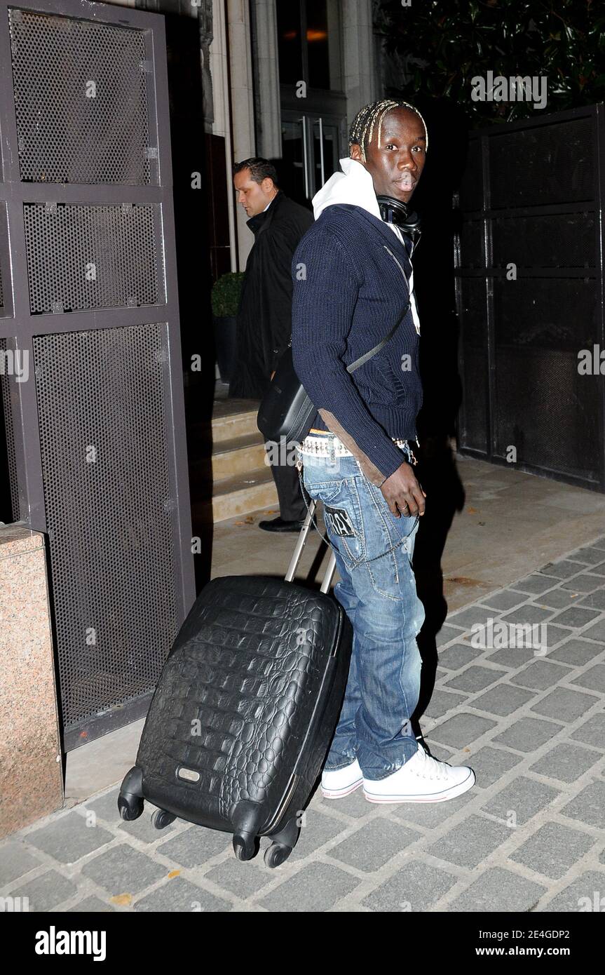 Der französische Fußballnationalspieler Bacary Sagna kommt am 9. November 2009 bei der FFF (Federation Francaise de Football) in Paris an. Foto von Thierry Plessis/ABACAPRESS.COM Stockfoto