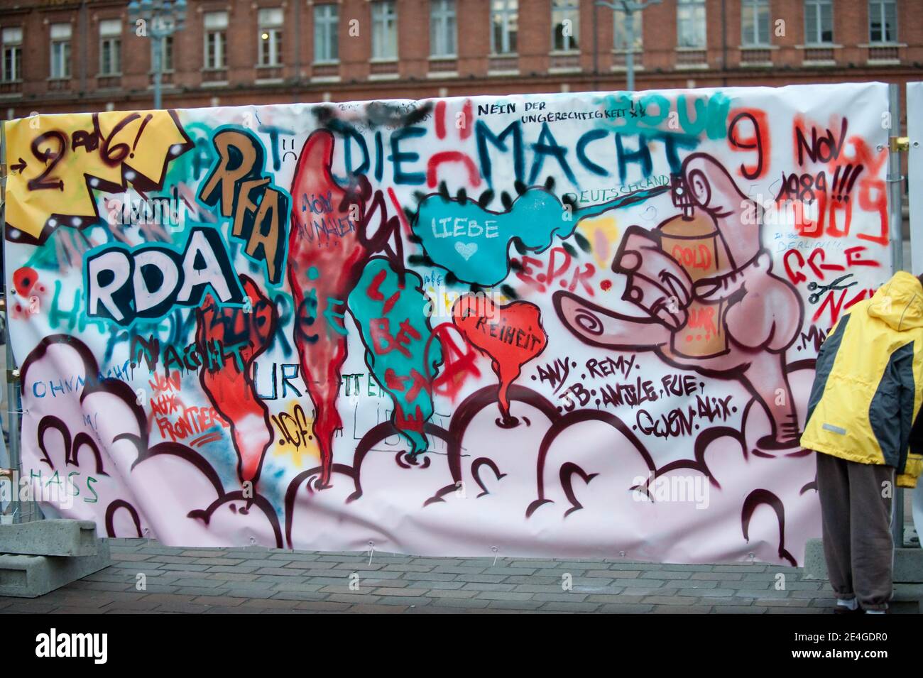 A l'occasion de l'anniversaire de la chute du mur de Berlin, un mur symbolique a ete erige Place du capitole a Toulouse, 9. November 2009. AprÀs un disresses du responsable de l'institut Goethe ainsi que du President d'Airbus Allemagne, le mur a ete symboliquement ouvert. Foto Fred LANCELOT/ABACAPRESS.COM Stockfoto