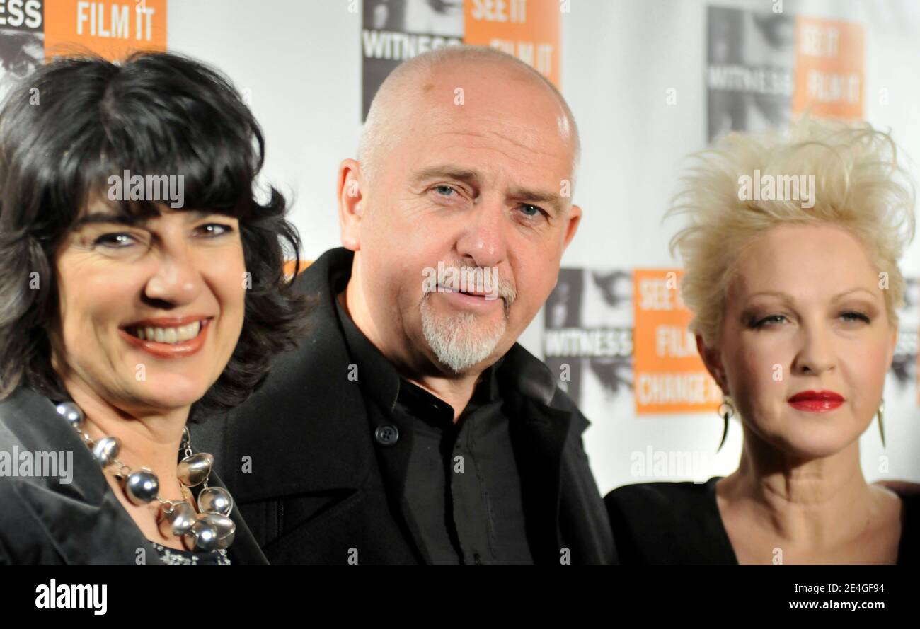 (L-R) Journalistin Christiane Amanpour mit den Sängern Peter Gabriel und Cyndi Lauper besuchen am 11. November 2009 das fünfte jährliche Focus for Change: Benefit Dinner und Konzert in New York City. Foto von Fernando Leon/ABACAPRESS.COM (im Bild: Christiane Amanpour; Peter Gabriel; Cyndi Lauper) ' Stockfoto