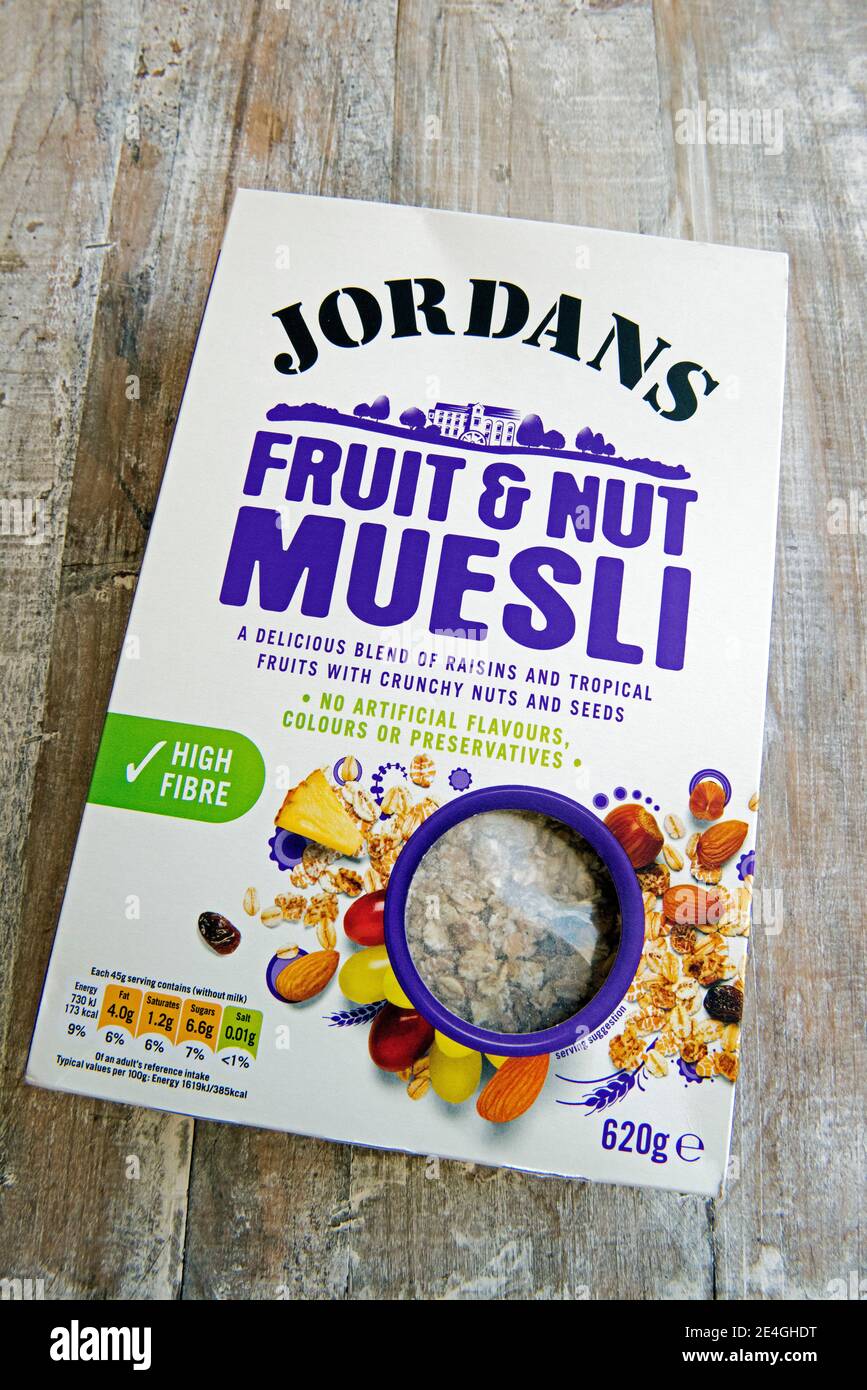 Jordans Fruit & Nut Muesli in Päckchen auf Holztisch Stockfoto