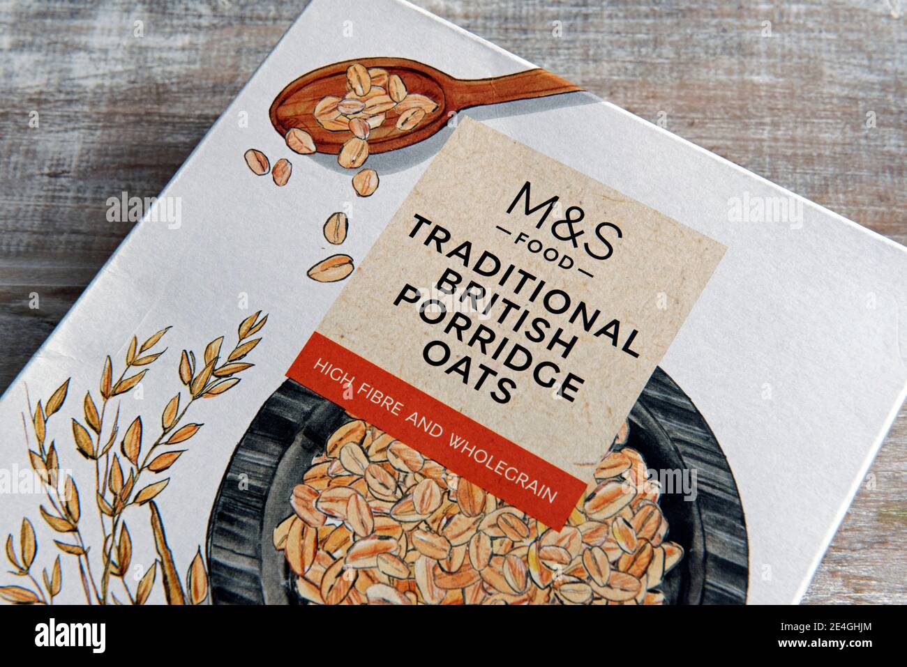 M&S traditionelle britische Haferflocken in Karton Packung auf Holz Hintergrund Stockfoto