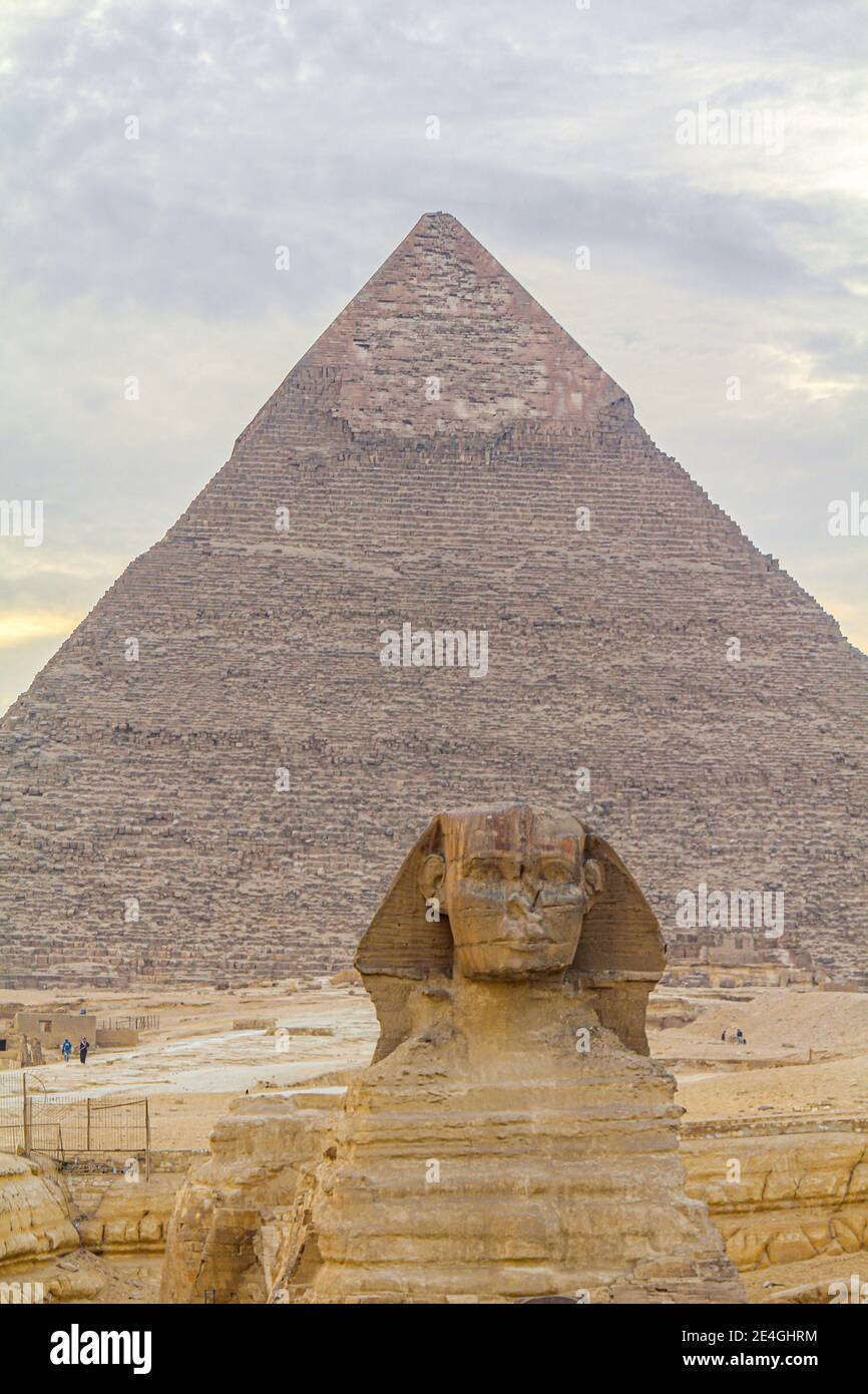 Sphinx Skulptur und die Cheops Pyramide in Giza, Ägypten Stockfoto