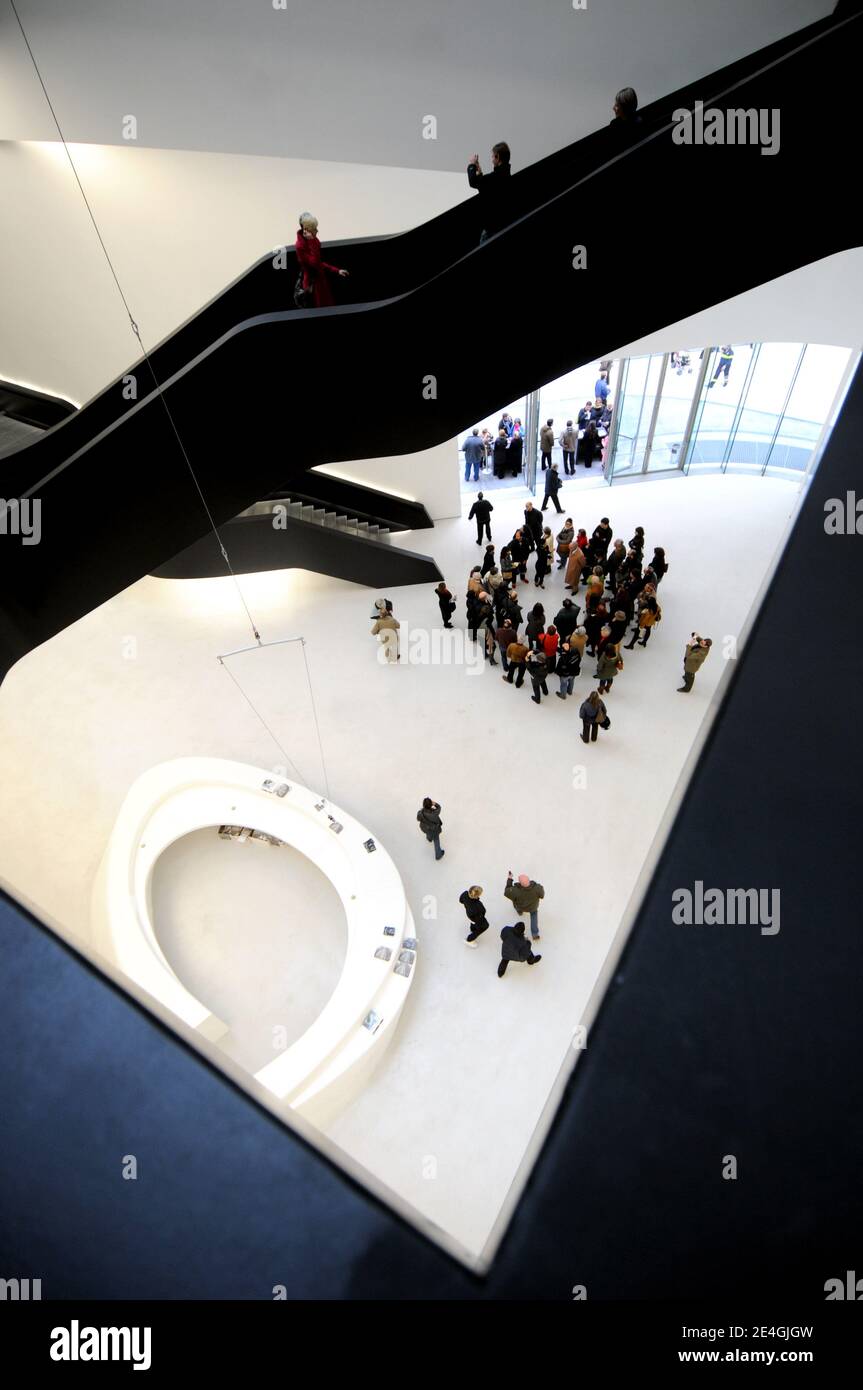 Innenansicht des Nationalmuseums der Künste des XXI Jahrhunderts, 'MAXXI', in Rom, Italien am 14. November 2009. Italiens erstes Museum für zeitgenössische Kunst und Architektur ist das neueste einer Reihe von hochmodernen Architekturprojekten, die in der Ewigen Stadt errichtet wurden. Das Gebäude selbst, eine schlanke, verglaste Box auf einer Box, besteht aus Zementwänden, Stahltreppen und einem Glasdach, was den Galerien eine neutrale Kulisse verleiht, die von gefiltertem natürlichem Licht beleuchtet wird. Das MAXXI wurde von der irakischen Architektin Zaha Hadid entworfen und öffnet seine Türen im Frühjahr 2010 für die Öffentlichkeit. Foto von Eric Vandeville/ABACAPRESS.COM Stockfoto