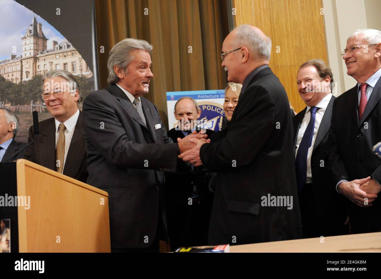 Der französische Schauspieler Alain Delon, der Gewinner des Preises Gilbert Gallerne und Pierre Charon nehmen am 17. November 2009 am Quai des Orfevres in Paris, Frankreich, Teil. Gewinner des Preises ist Gilbert Gallerne für sein Buch "Au Pays des Ombres". Foto von Mousse/ABACAPRESS.COM Stockfoto