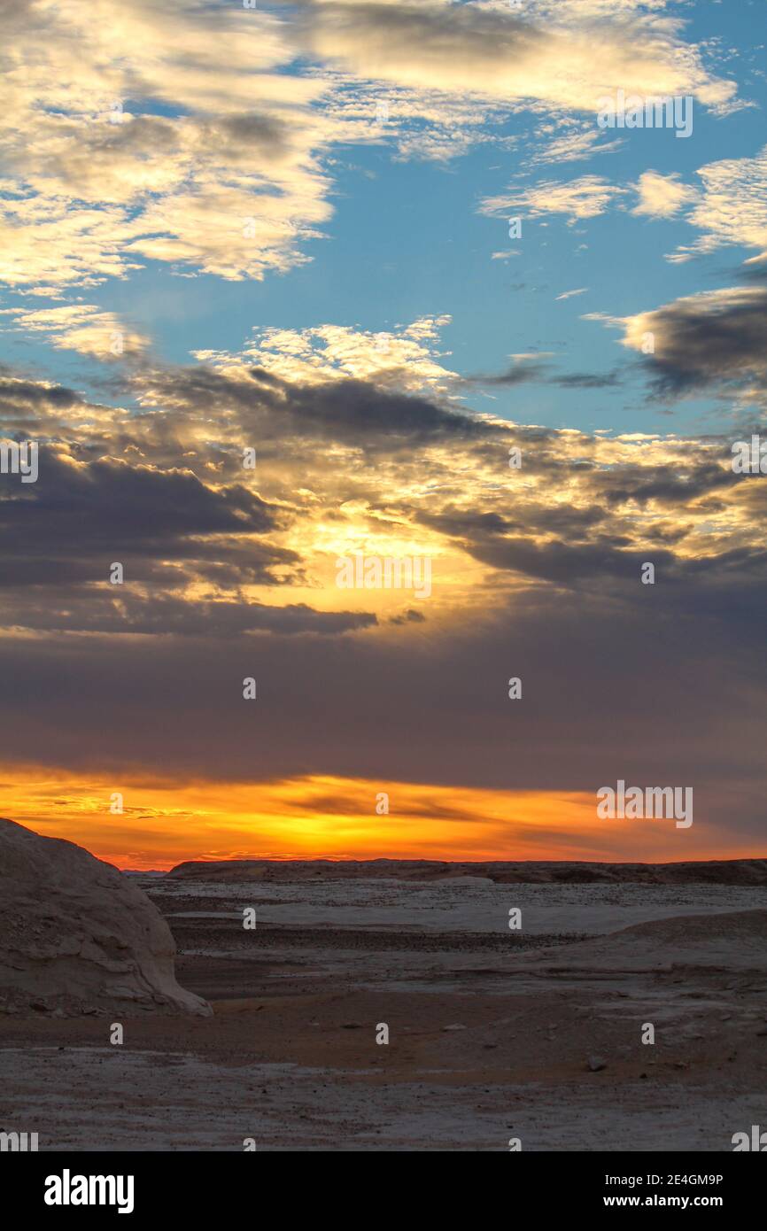 Sonnenaufgang in der libyschen Wüste, weiße Wüste, Kalksteinformationen im Vordergrund, Farafra, Ägypten Stockfoto