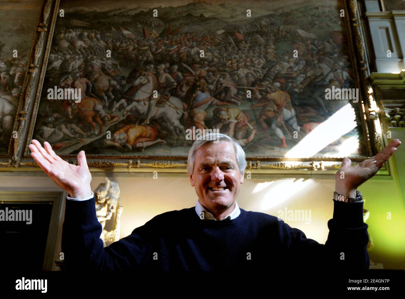 Der italienische Kunstexperte Maurizio Seracini im großen Festsaal des Palazzo VecchioÍs, dem Saal von 500, vor Vasaris Fresko "die Schlacht von Marciano". Leonardos 'die Schlacht von Anghiari' sollte sich hinter diesem Fresko verbergen. Seracini sagt, er sei kurz davor, ein längst verlorenes Leonardo da Vinci Meisterwerk "die Schlacht von Anghiari" zu entdecken, das in einem geheimen Hohlraum hinter einer Palastmauer in Florenz, Italien, versteckt ist. Seracini verwendete thermografische, ultraschalltechnische, ultraviolette und infrarote Diagnosetechniken, um zu dem Schluss zu kommen, dass nur die Unterzeichnung von Leonardo da Vinci, der Farbfläche h, durchgeführt wurde Stockfoto