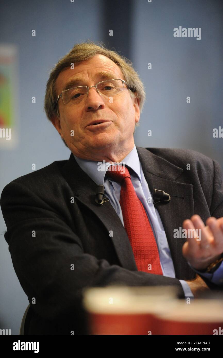 Philippe Vasseur, Präsident des Weltwirtschaftsforums von Lille und ehemaliger Minister, hält eine Rede während der Eröffnungspressekonferenz des Weltwirtschaftsforums von Lille, Nordfrankreich, am 19. November 2009. Foto von Farid Alouache/ABACAPRESS.COM Stockfoto