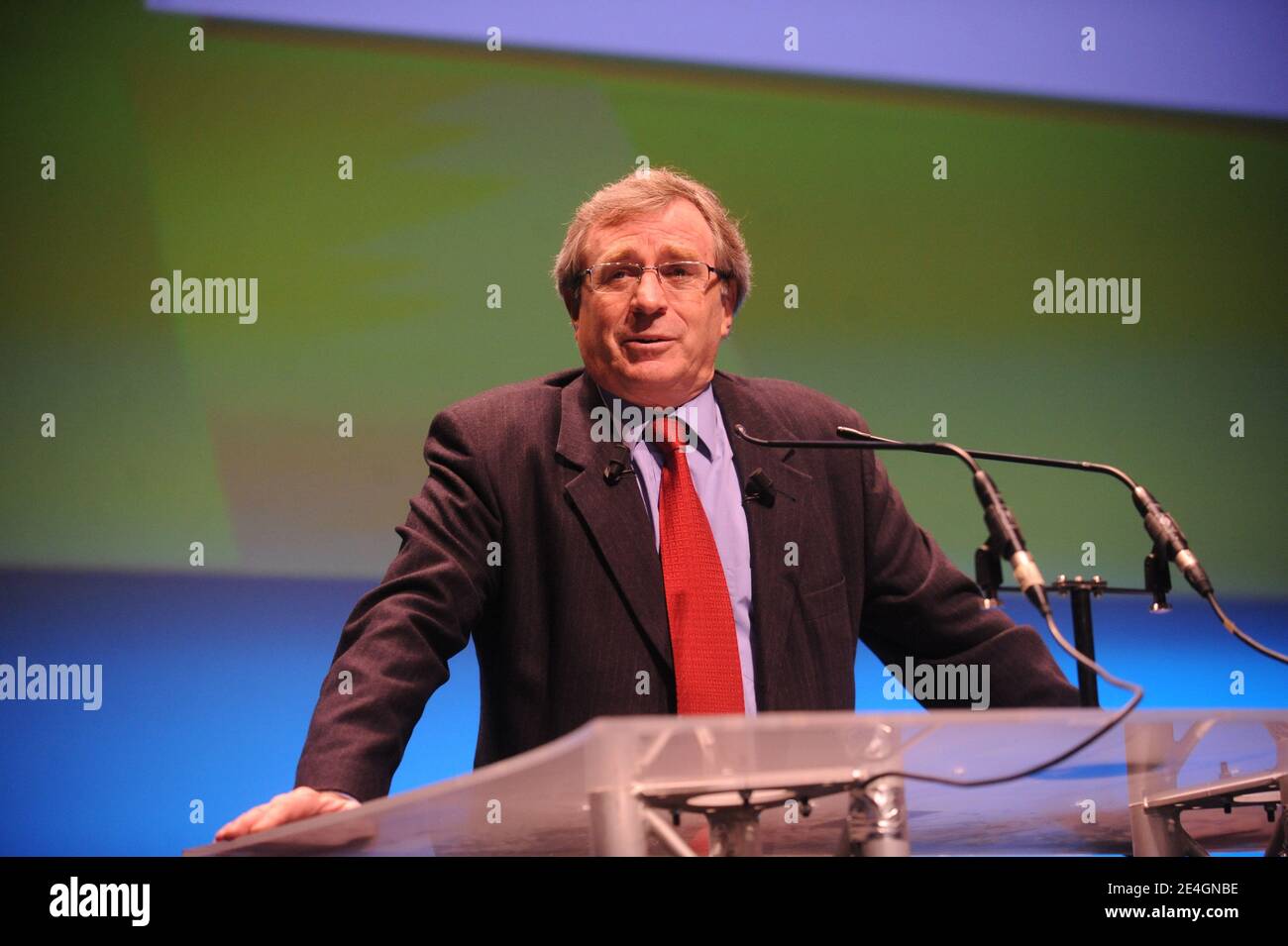 Philippe Vasseur, Präsident des Weltwirtschaftsforums von Lille und ehemaliger Minister, spricht während der Eröffnungssitzung des Weltwirtschaftsforums von Lille, Nordfrankreich, am 19. November 2009. Foto von Farid Alouache/ABACAPRESS.COM Stockfoto