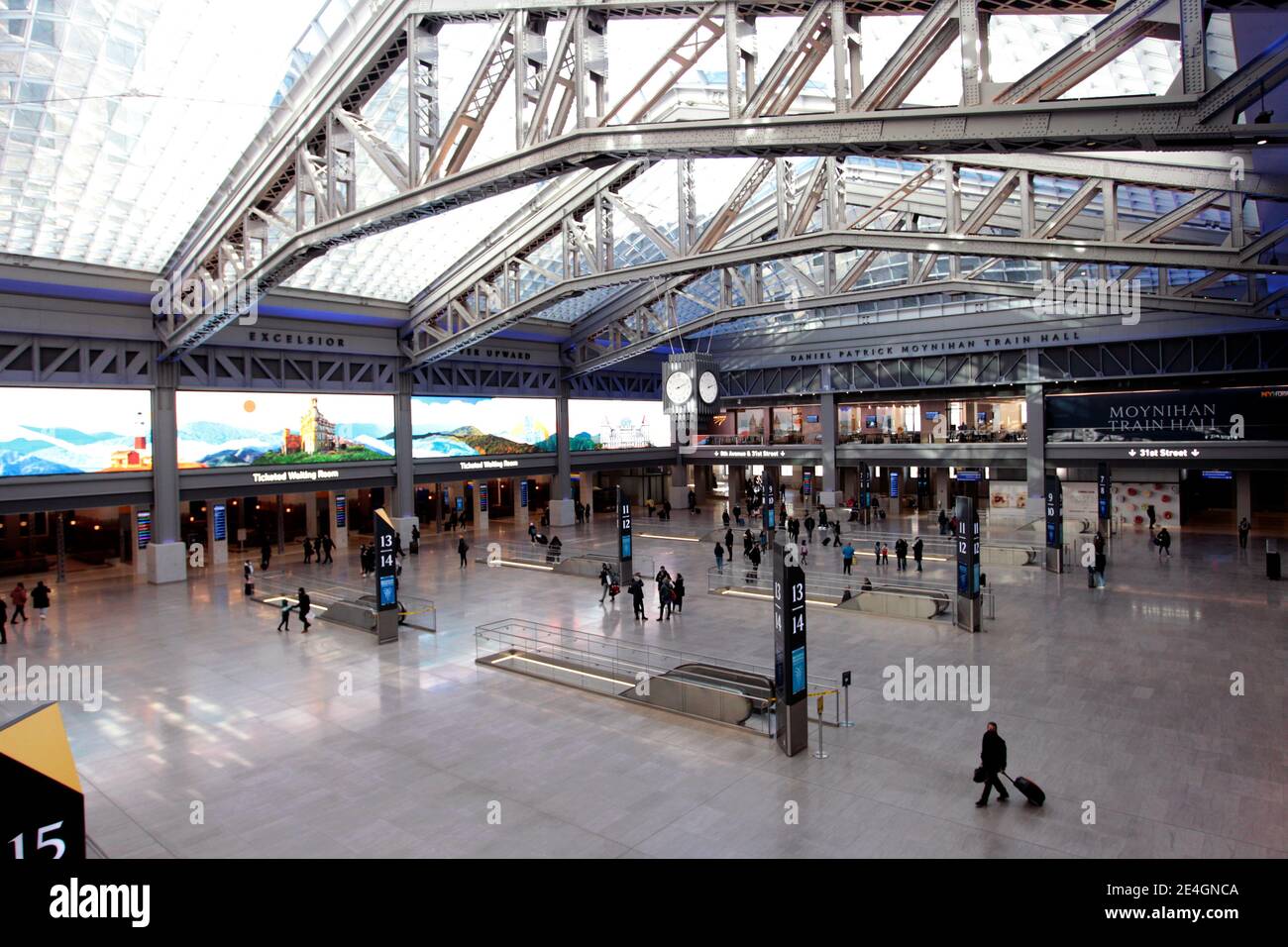 New York, USA. 23. Januar 2021 - New York City, New York, USA: Passagiere durchqueren am 23. Januar die neu eröffnete Daniel Patrick Moynihan Train Hall in New York City. Die Halle ist eine Erweiterung der New Yorker Pennsylvania Station in das angrenzende James A. Farley Building, das ehemalige Hauptpostgebäude der Stadt, und das große Oberlicht bietet eine offene und luftige Atmosphäre. Quelle: Adam Stoltman/Alamy Live News Stockfoto