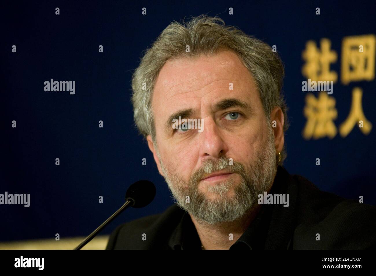 Regisseur Ari Folman spricht im FCCJ (Foreign Correspondents' Club of Japan) über seinen jüngsten Film Waltz mit Bashir am 19. November 2009 in Tokio, Japan. Foto von Gianni Giosue/ABACAPRESS.COM Stockfoto