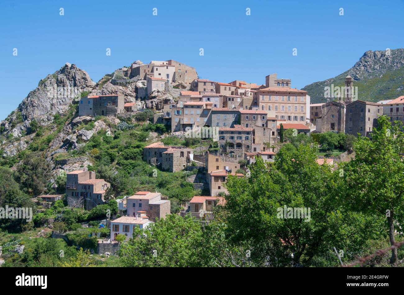 Blick auf das Bergdorf Speloncato in der Balagne auf Korsika, Frankreich Stockfoto