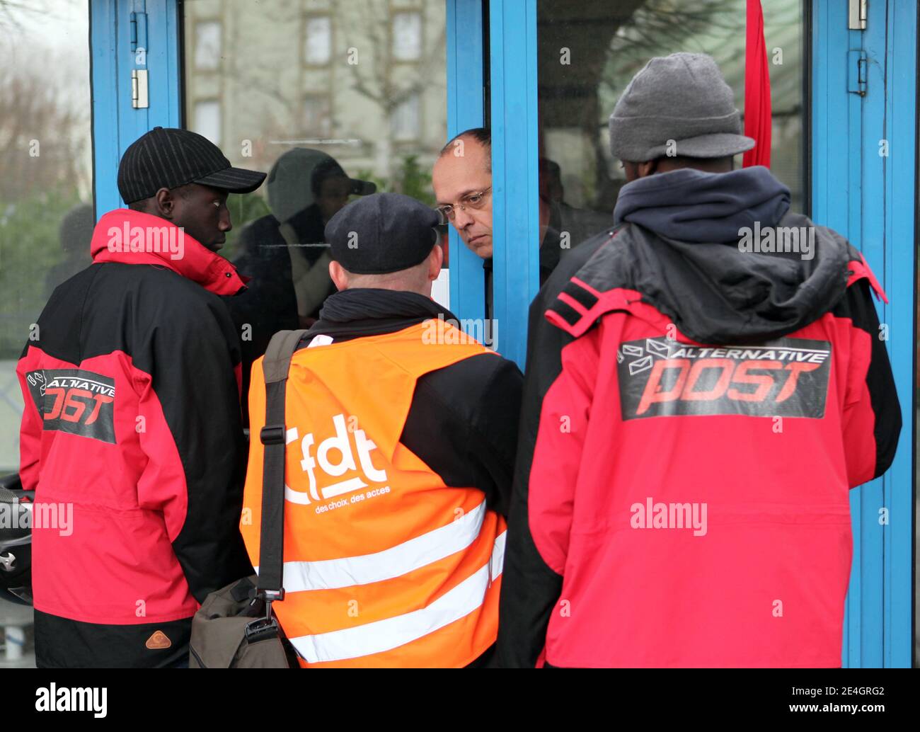 'Comite d'entreprise extraordinaire a la societe Alternative Post a Vaulx en Velin, banlieue lyonnaise, Frankreich, le 24 Novembre 2009. Creee fin 2006, la societe Alternative Post distributant du courrier ''leger'' est en desendierung de paiement depuis le 10 Novembre 2009 et les 368 employes francais, dont 80 a Vaulx-en-Velin et Lyon craignent la mise en liquidation de lÍentreprise. Les syndicats sont representes par la CFDT et ARS-Combat (extreme gauche= Alternative Revolutionnaire Socialiste) se sont rassembles pour faire pression sur le comite d'entreprise. Fotos von Vincent Dargent/ABACAPRESS.CO Stockfoto