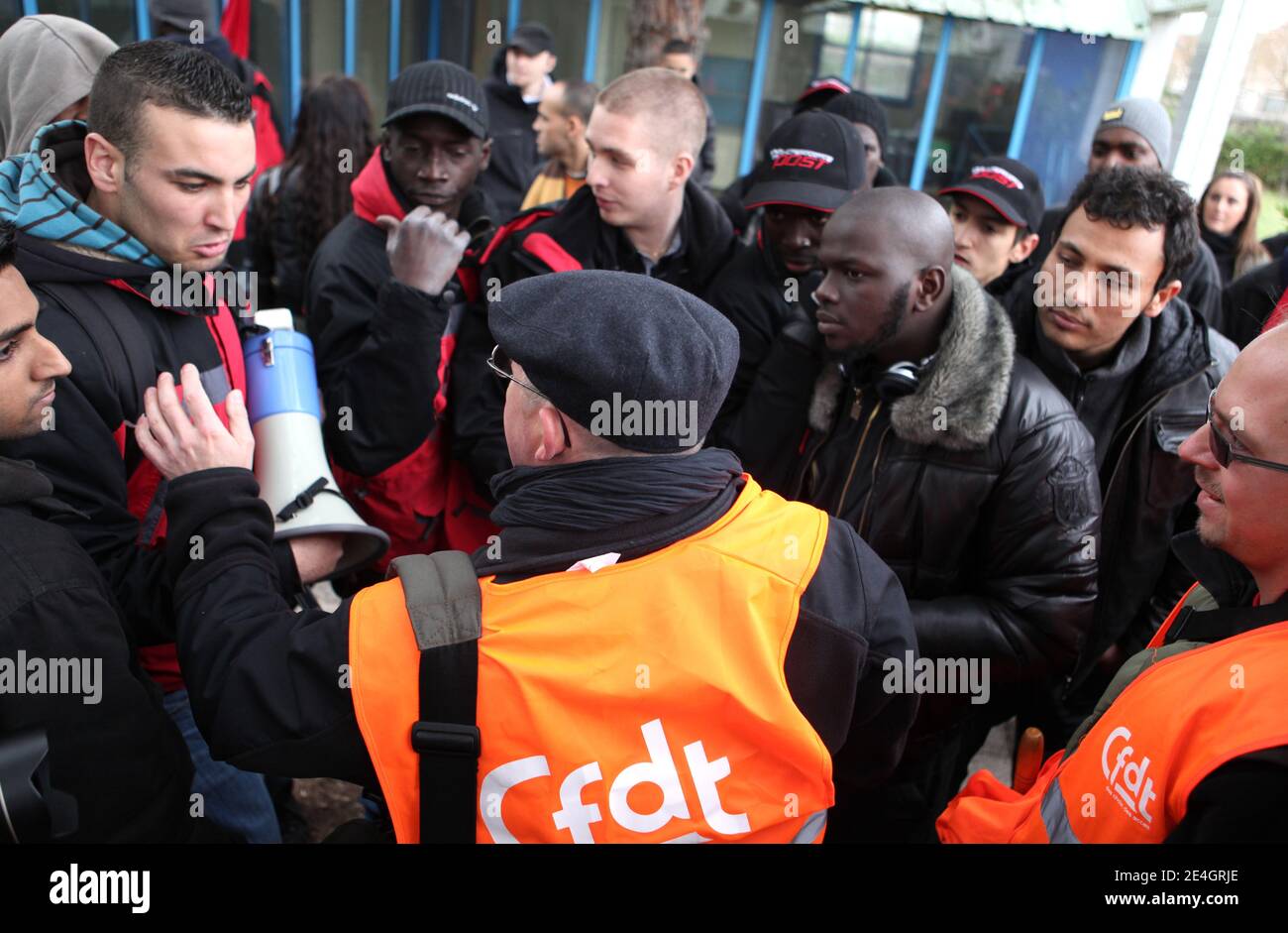 'Kleber Leader du mouvement ARS-combat s'explique avec le responsable de l'UD CFDT durant le Comite d'entreprise extraordinaire a la societe Alternative Post a Vaulx en Velin, Banlieue lyonnaise, Frankreich, 24. November 2009. Creee fin 2006, la societe Alternative Post distributant du courrier ''leger'' est en desendierung de paiement depuis le 10 Novembre 2009 et les 368 employes francais, dont 80 a Vaulx-en-Velin et Lyon craignent la mise en liquidation de lÍentreprise. Les syndicats sont representes par la CFDT et ARS-Combat (extreme gauche= Alternative Revolutionnaire Socialiste) se sont rassem Stockfoto