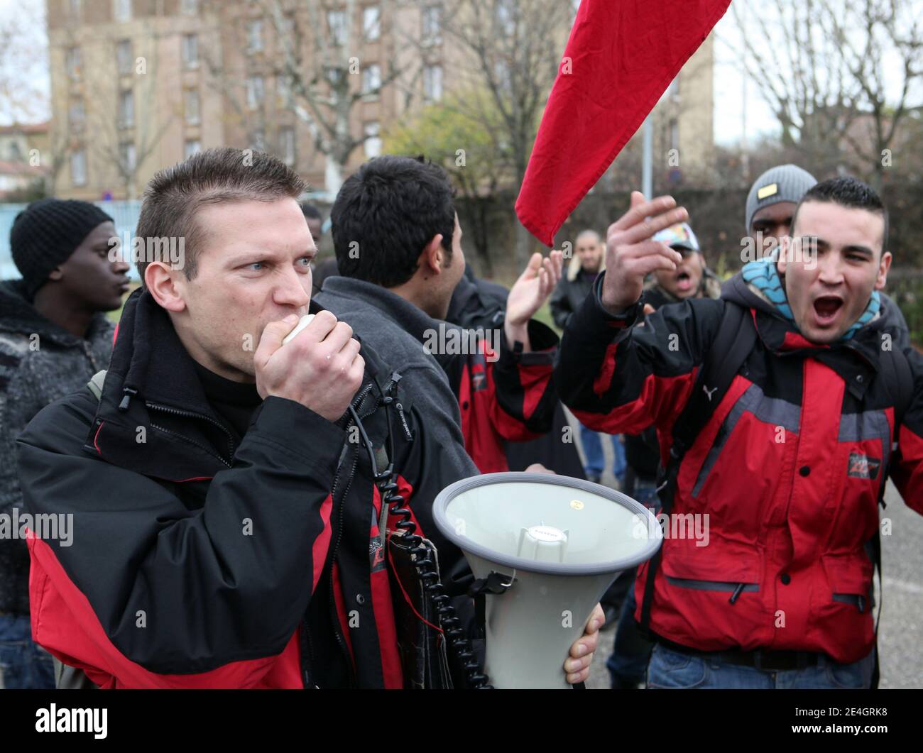 'Kleber Leader du mouvement ARS-Combat durant le Comite d'entreprise extraordinaire a la societe Alternative Post a Vaulx en Velin, Banlieue lyonnaise, Frankreich, le 24 Novembre 2009. Creee fin 2006, la societe Alternative Post distributant du courrier ''leger'' est en desendierung de paiement depuis le 10 Novembre 2009 et les 368 employes francais, dont 80 a Vaulx-en-Velin et Lyon craignent la mise en liquidation de lÍentreprise. Les syndicats sont representes par la CFDT et ARS-Combat (extreme gauche= Alternative Revolutionnaire Socialiste) se sont rassembles pour faire pression sur le comite d'ent Stockfoto