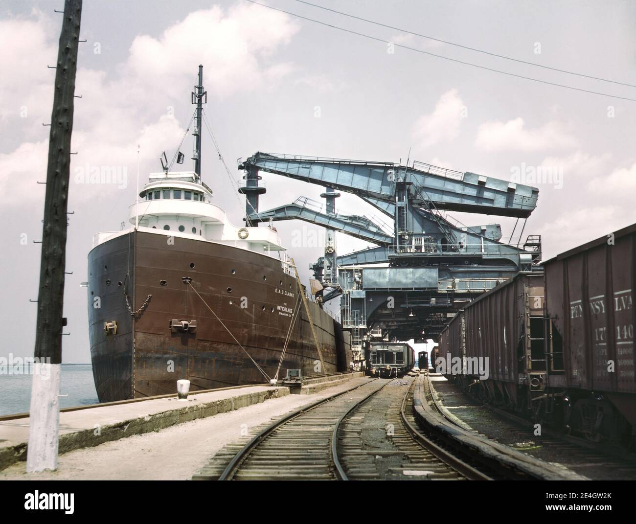 Eisenerz Docks, Abladen von Erz vom See Frachter mittels 'Hulett' Erzentlader, Pennsylvania Railroad, Cleveland, Ohio, USA, Jack Delano, U.S. Office of war Information, Mai 1943 Stockfoto