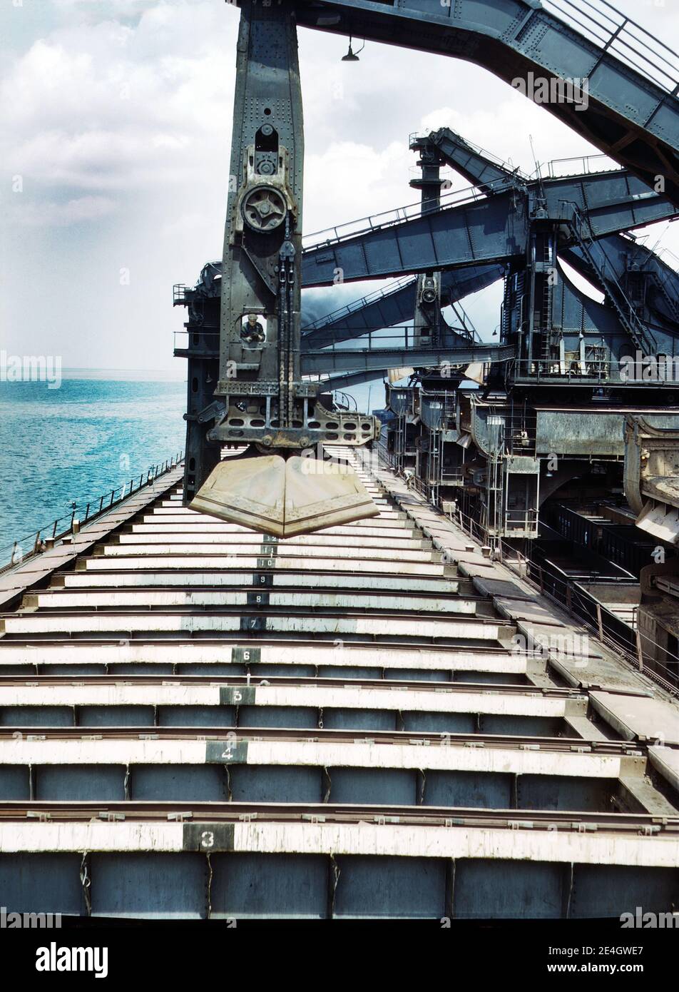 Eisenerz Docks, Abladen von Erz vom See Frachter mittels 'Hulett' Erzentlader, Pennsylvania Railroad, Cleveland, Ohio, USA, Jack Delano, U.S. Office of war Information, Mai 1943 Stockfoto