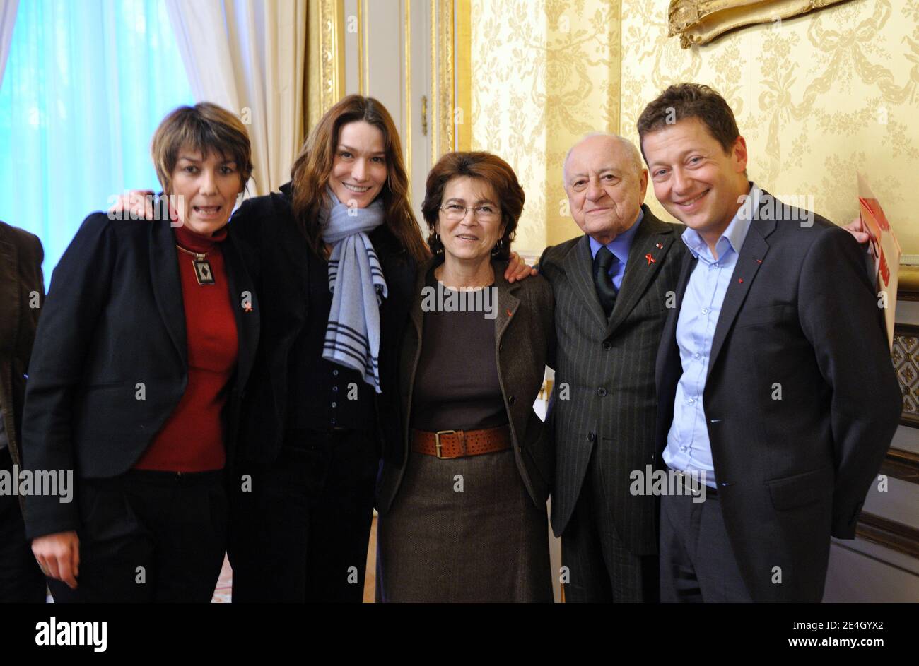 Französisch First Lady Carla Bruni-Sarkozy (C) posiert für ein Bild mit dem Präsidenten der Helfer, eine Vereinigung, um Menschen mit HIV infiziert helfen, Bruno Spire (R), Französisch Präsident der Sidaction, Pierre Berge (2ndR), Freunde des Mundial Fonds Präsident Michele Barzach (3rdR), die präsidentin der internationalen Vereinigung für HIV-infizierte, Solthis, Christine Katlama, nach einem Treffen im Rahmen des Welt-Aids-Tages am 1. Dezember 2009 im Hotel Marigny in Paris, Frankreich. Foto von Eric Feferberg/Pool/ABACAPRESS.COM Stockfoto