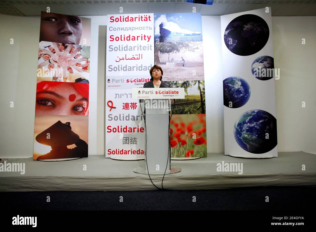 Die erste Sekretärin der französischen Sozialistischen Partei Martine Aubry hält am 01. Dezember 2009 eine Pressekonferenz am Sitz der Partei in Paris, Frankreich, nach einem Parteitreffen, das sich auf den UN-Gipfel zur globalen Erwärmung im Laufe dieses Monats in Kopenhagen konzentriert. Die Kopenhagener Verhandlungen im Dezember 7-18 zielen darauf ab, einen Nachfolgevertrag des Kyoto-Protokolls zu erarbeiten, das 2012 ausläuft. Foto von Jean-Luc Luyssen/ABACAPRESS.COM Stockfoto