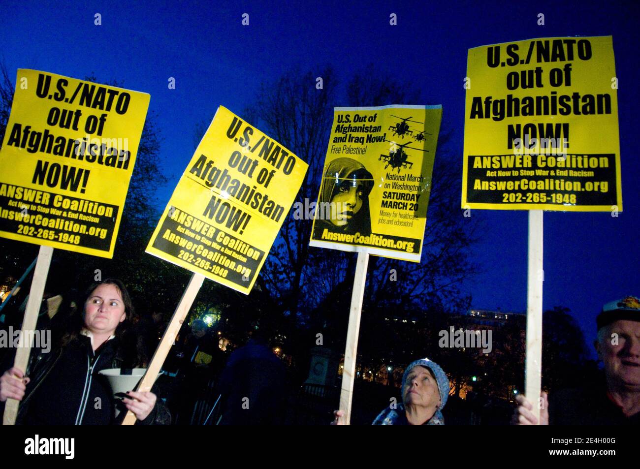 Anti-Kriegs-Demonstranten stehen vor dem Weißen Haus, als Präsident Barack Obama nach West Point ging, um über seinen Plan zu sprechen, die Truppen für den Krieg in Afghanistan zu erhöhen, in Washington DC, USA am 1. Dezember 2009. Foto von Kris Connor/ABACAPRESS.COM Stockfoto