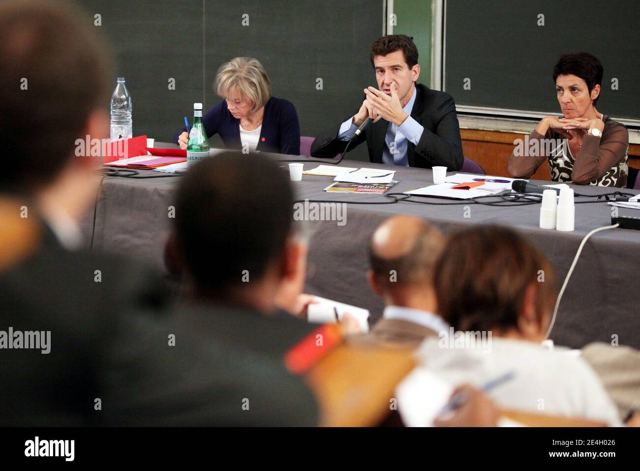 "Elisabeth Guigou, Secretaire nationale du PS et deputee de seine-Saint-Denis et Matthieu Pigasse, economiste et auteur de 'Le monde d'aprËs' (Plon) assistent a une table-ronde sur le Theme : Economie ecologique et Justice sociale organize par son courant politique ''Courage-Clarte-Creativite'' a l Universite de Paris Descartes, France le 25 spetembre 2009. Foto Stephane Lemouton/ABACAPRESS.COM' Stockfoto