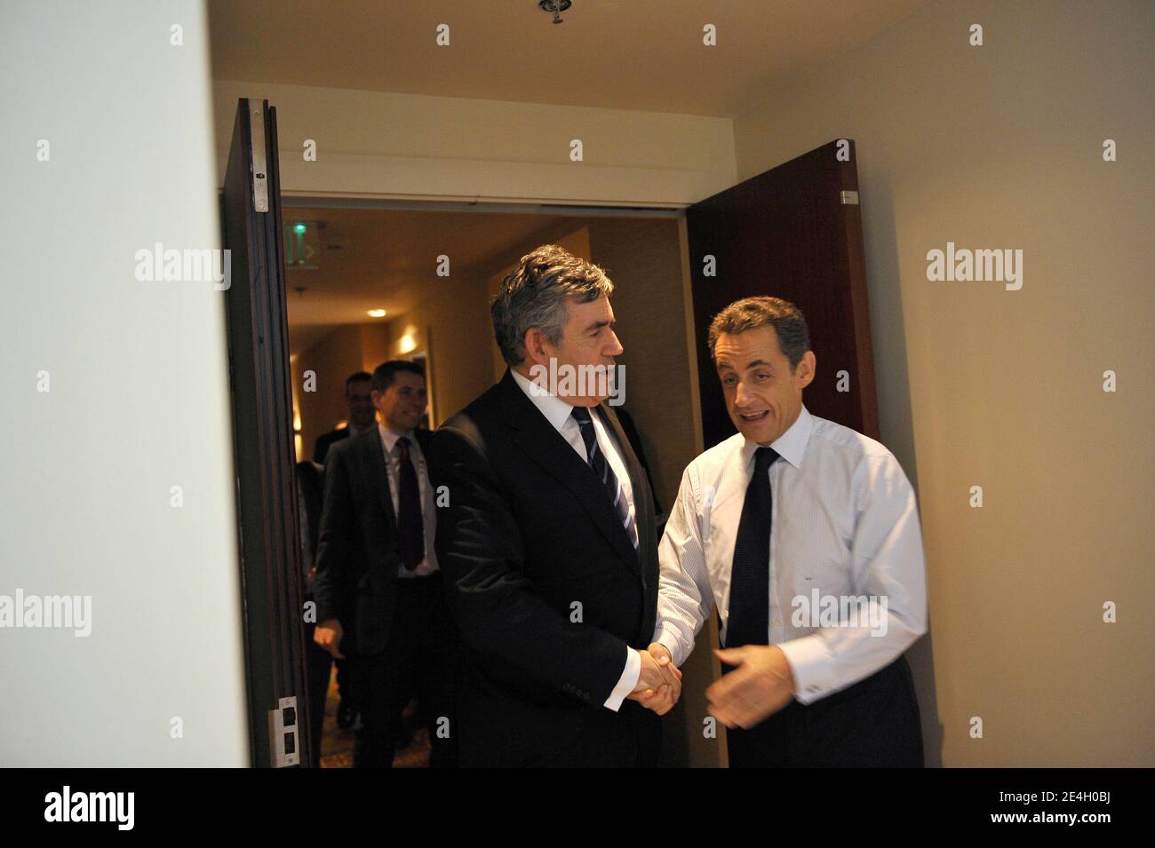 Der französische Präsident Nicolas Sarkozy trifft am 27. November 2009 in Port-of-Spain, Trinidad und Tobago den britischen Premierminister Gordon Brown am Rand des Commonwealth-Treffen der Regierungschefs (CHOGM). Foto von Elodie Gregoire/ABACAPRESS.COM Stockfoto