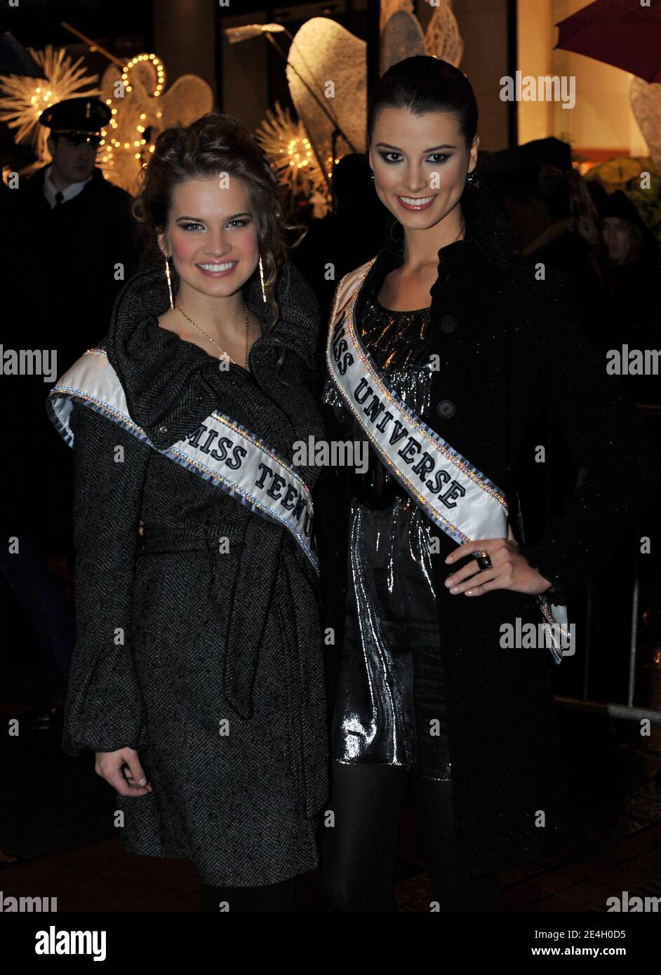 Miss Teen USA Stormi Bree Henley und Miss Universe Stefania Fernandez nehmen am 02. Dezember 2009 an der Weihnachtsbaumbeleuchtung im Rockefeller Center in New York City, USA, Teil. Foto von S.Vlasic/ABACAPRESS.COM Stockfoto